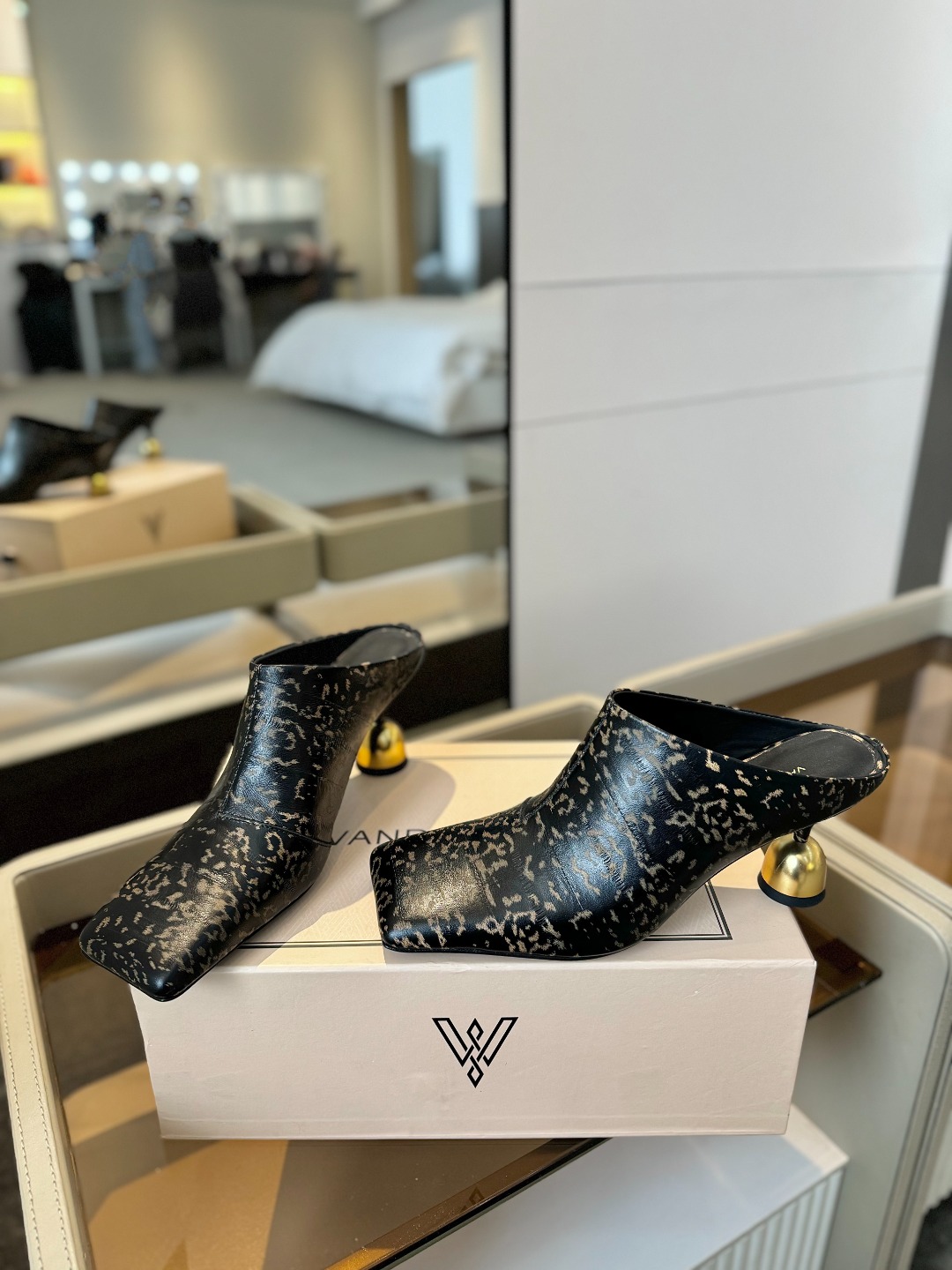 
VANDA NOVAK来自意大利品牌  全网独家
       耗时3个月研发
    鞋跟独特设计酒