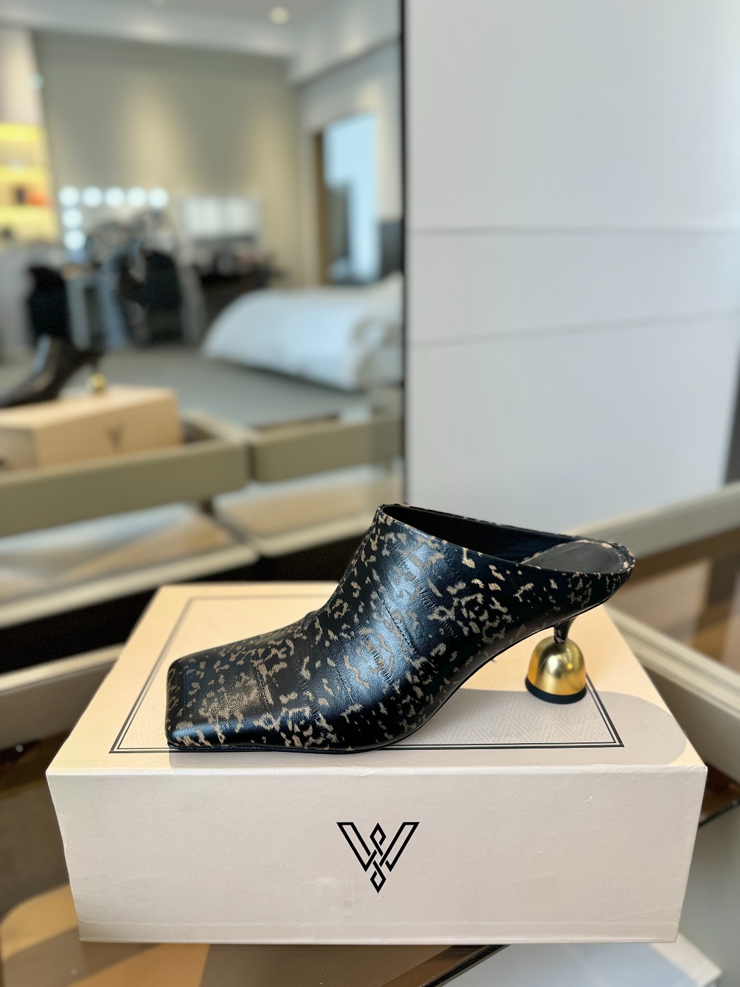 
VANDA NOVAK来自意大利品牌  全网独家
       耗时3个月研发
    鞋跟独特设计酒