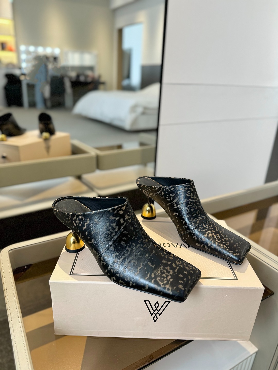 
VANDA NOVAK来自意大利品牌  全网独家
       耗时3个月研发
    鞋跟独特设计酒
