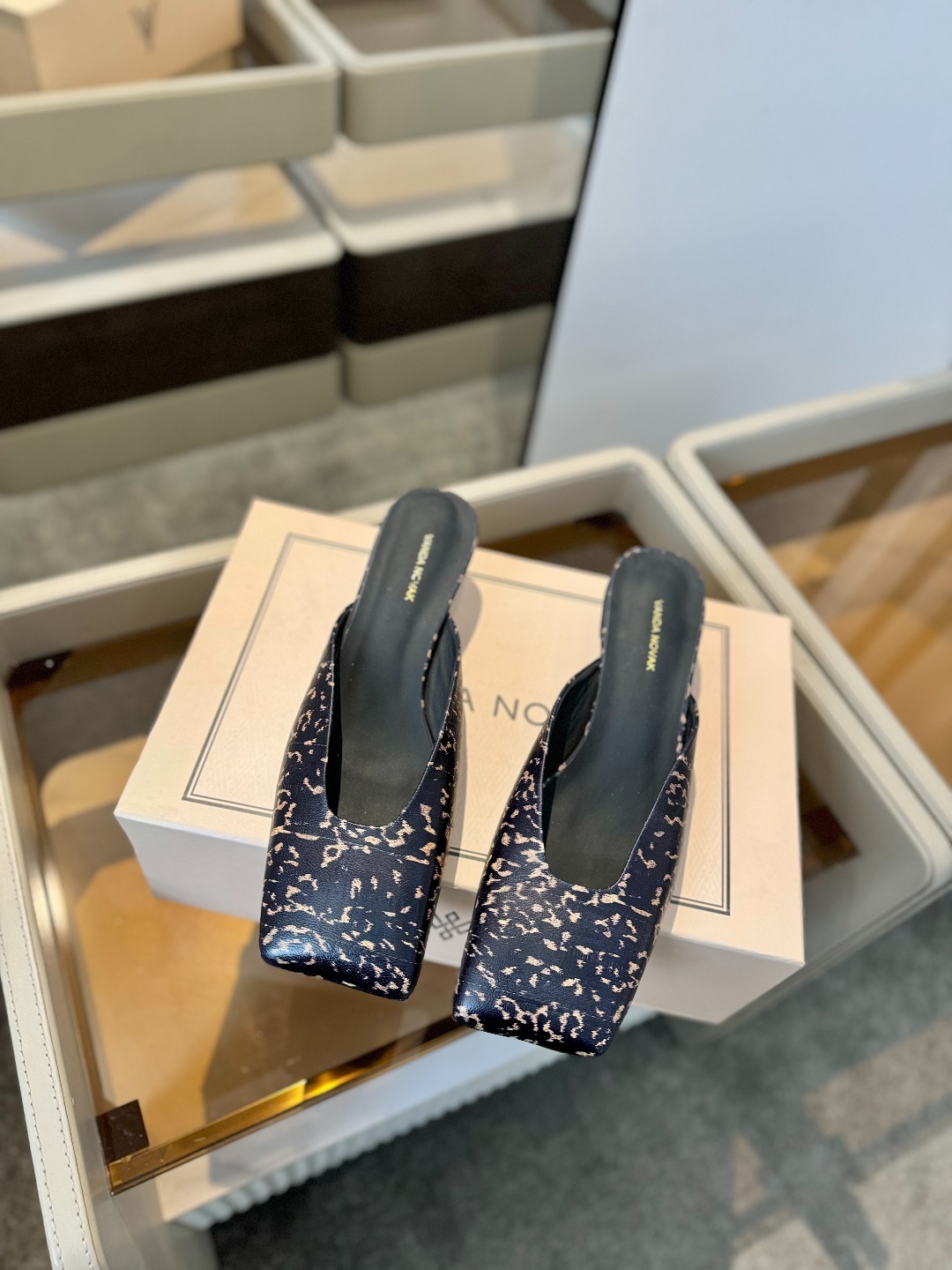 VANDA NOVAK来自意大利品牌 全网独家
耗时3个月研发
鞋跟独特设计酒