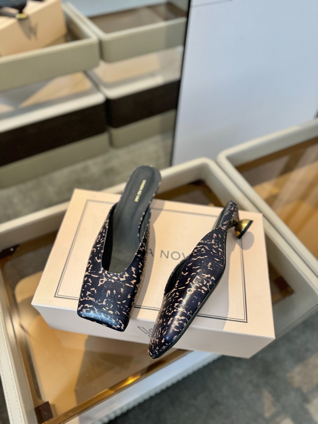VANDA NOVAK来自意大利品牌 全网独家
耗时3个月研发
鞋跟独特设计酒