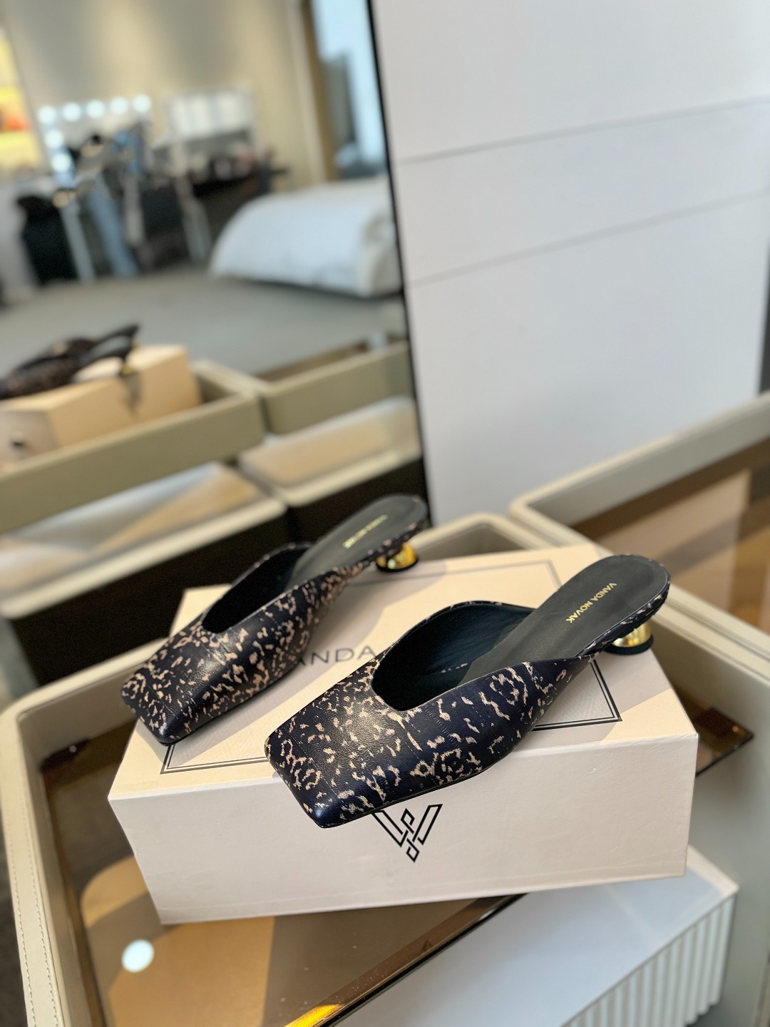 VANDA NOVAK来自意大利品牌 全网独家
耗时3个月研发
鞋跟独特设计酒
