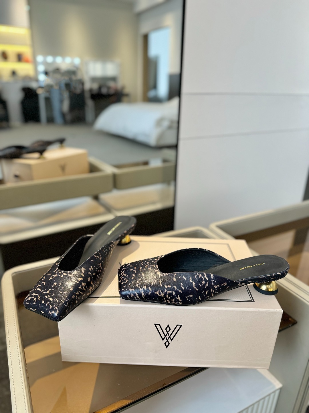 VANDA NOVAK来自意大利品牌 全网独家
耗时3个月研发
鞋跟独特设计酒