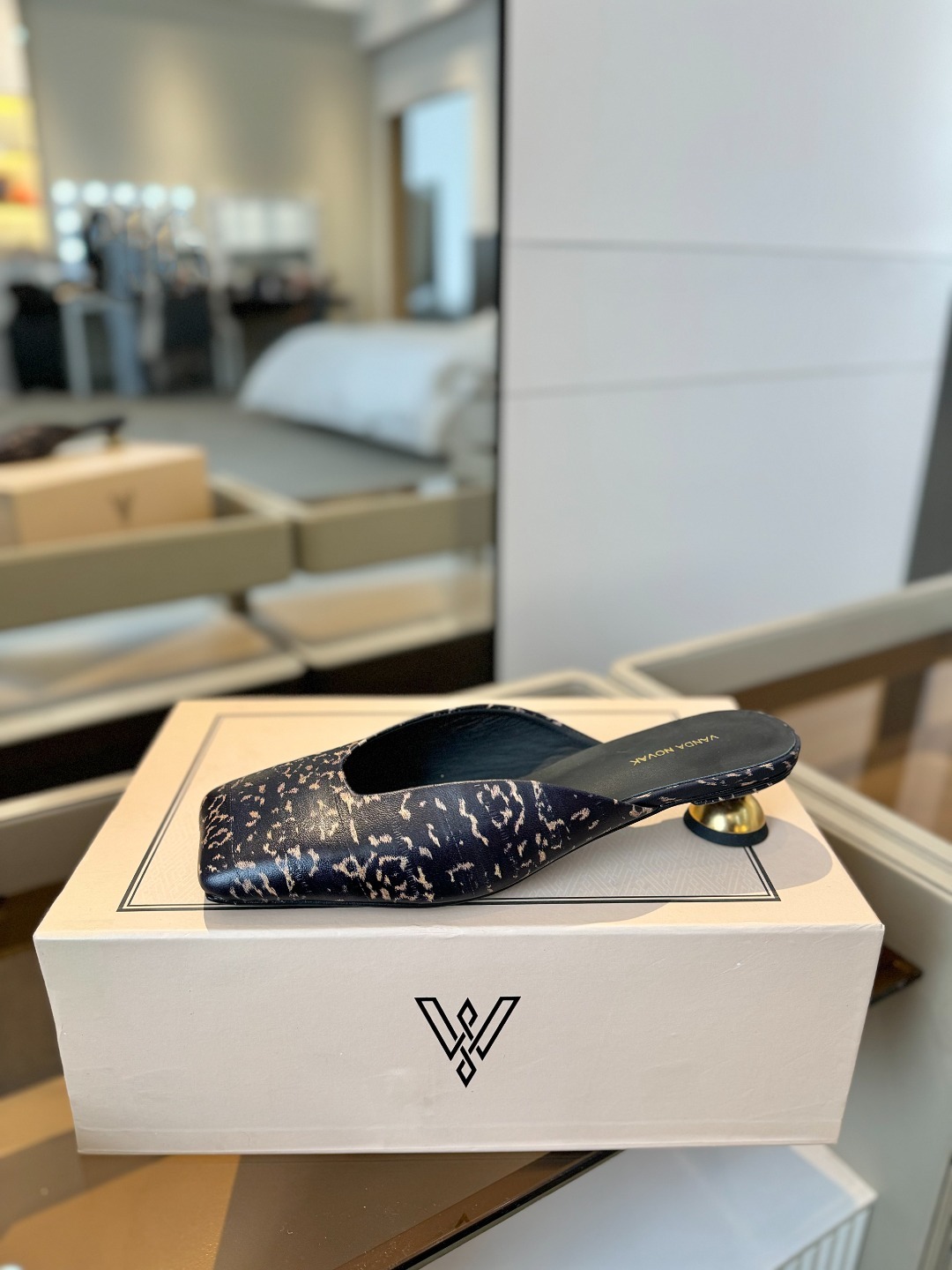 VANDA NOVAK来自意大利品牌 全网独家
耗时3个月研发
鞋跟独特设计酒