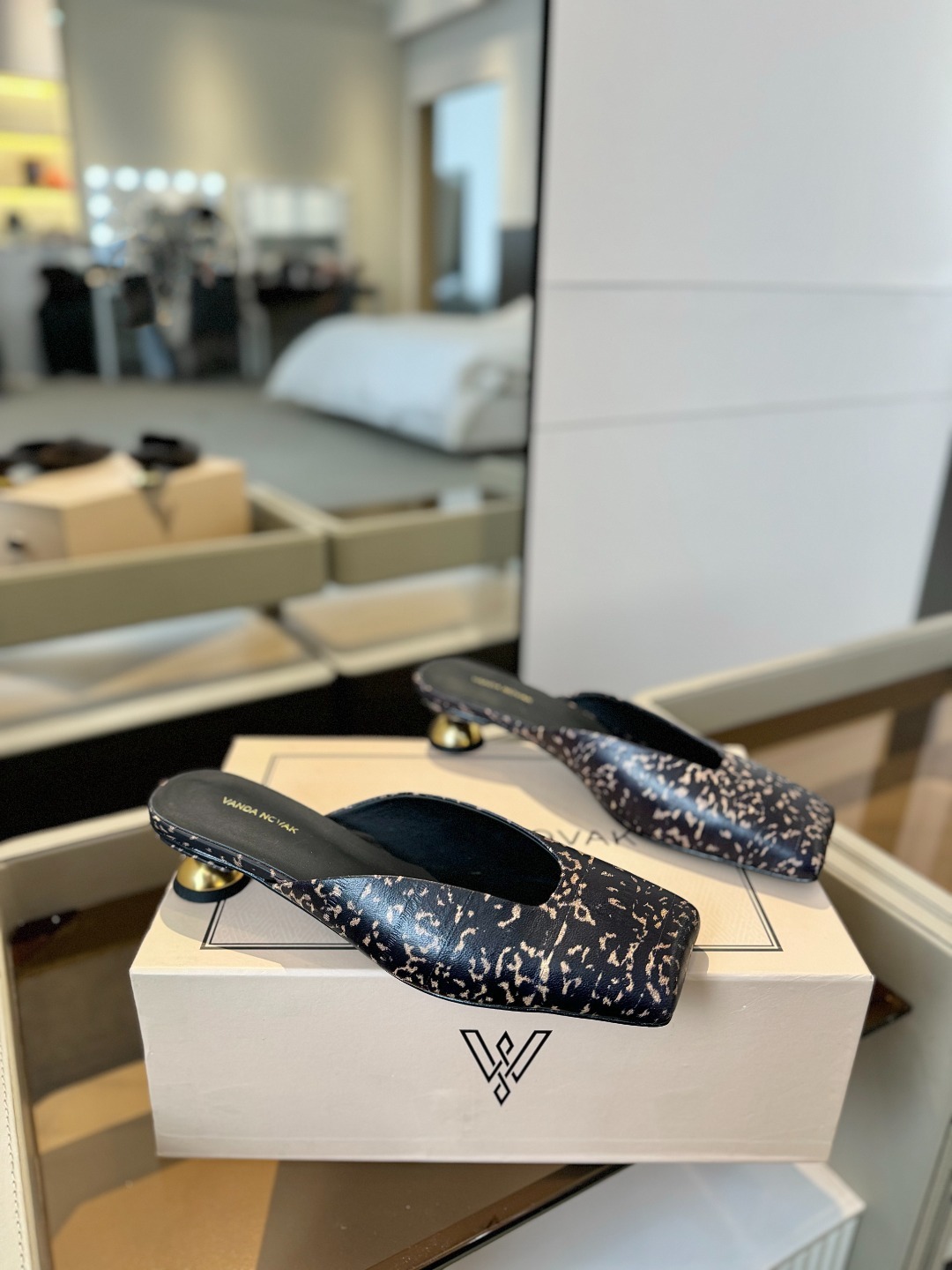 VANDA NOVAK来自意大利品牌 全网独家
耗时3个月研发
鞋跟独特设计酒