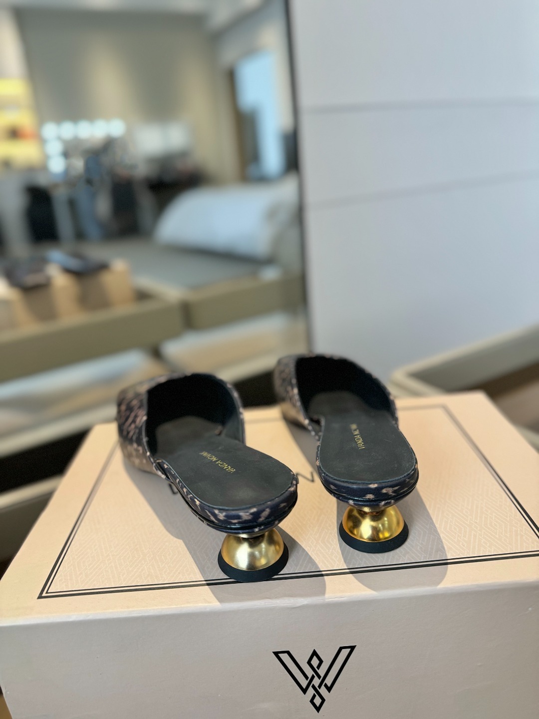VANDA NOVAK来自意大利品牌 全网独家
耗时3个月研发
鞋跟独特设计酒