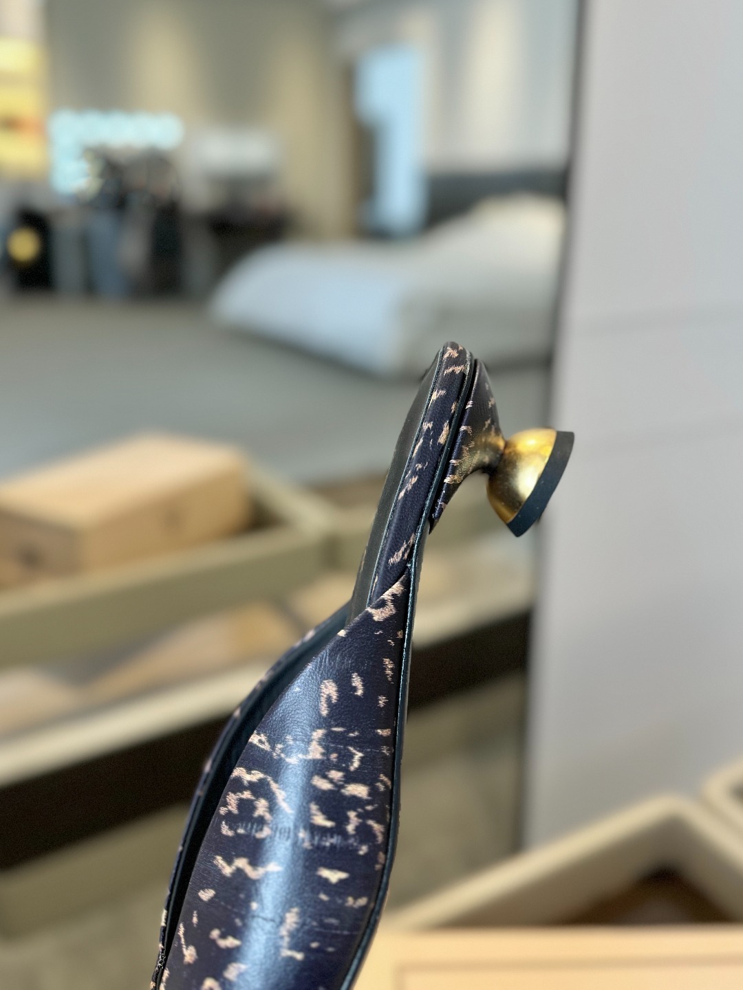 VANDA NOVAK来自意大利品牌 全网独家
耗时3个月研发
鞋跟独特设计酒
