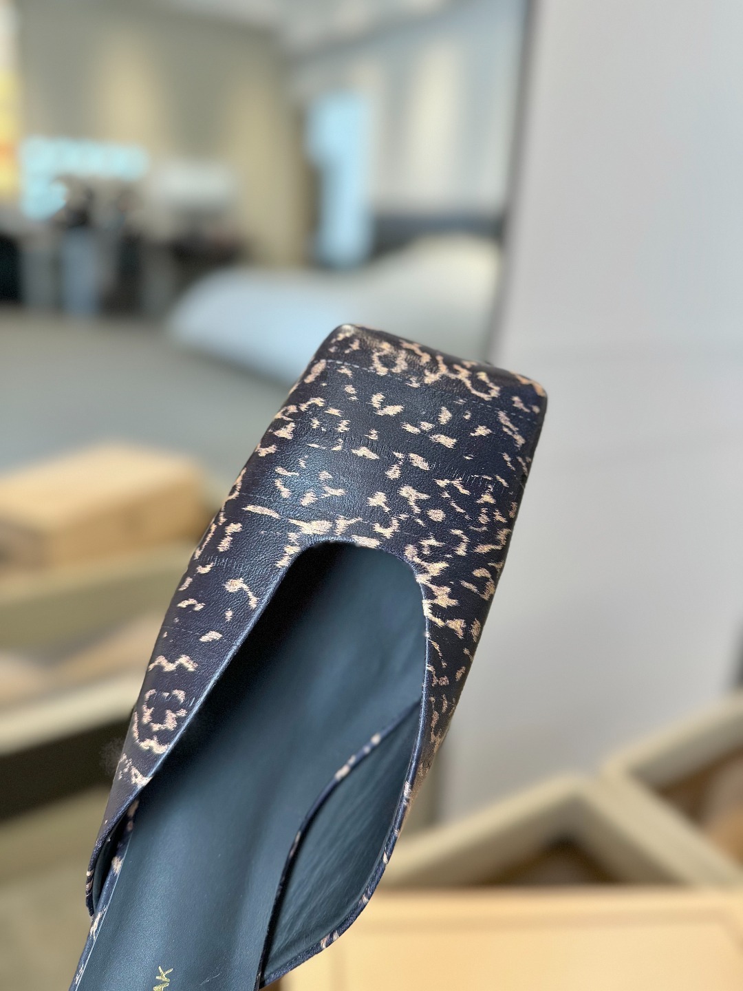 VANDA NOVAK来自意大利品牌 全网独家
耗时3个月研发
鞋跟独特设计酒