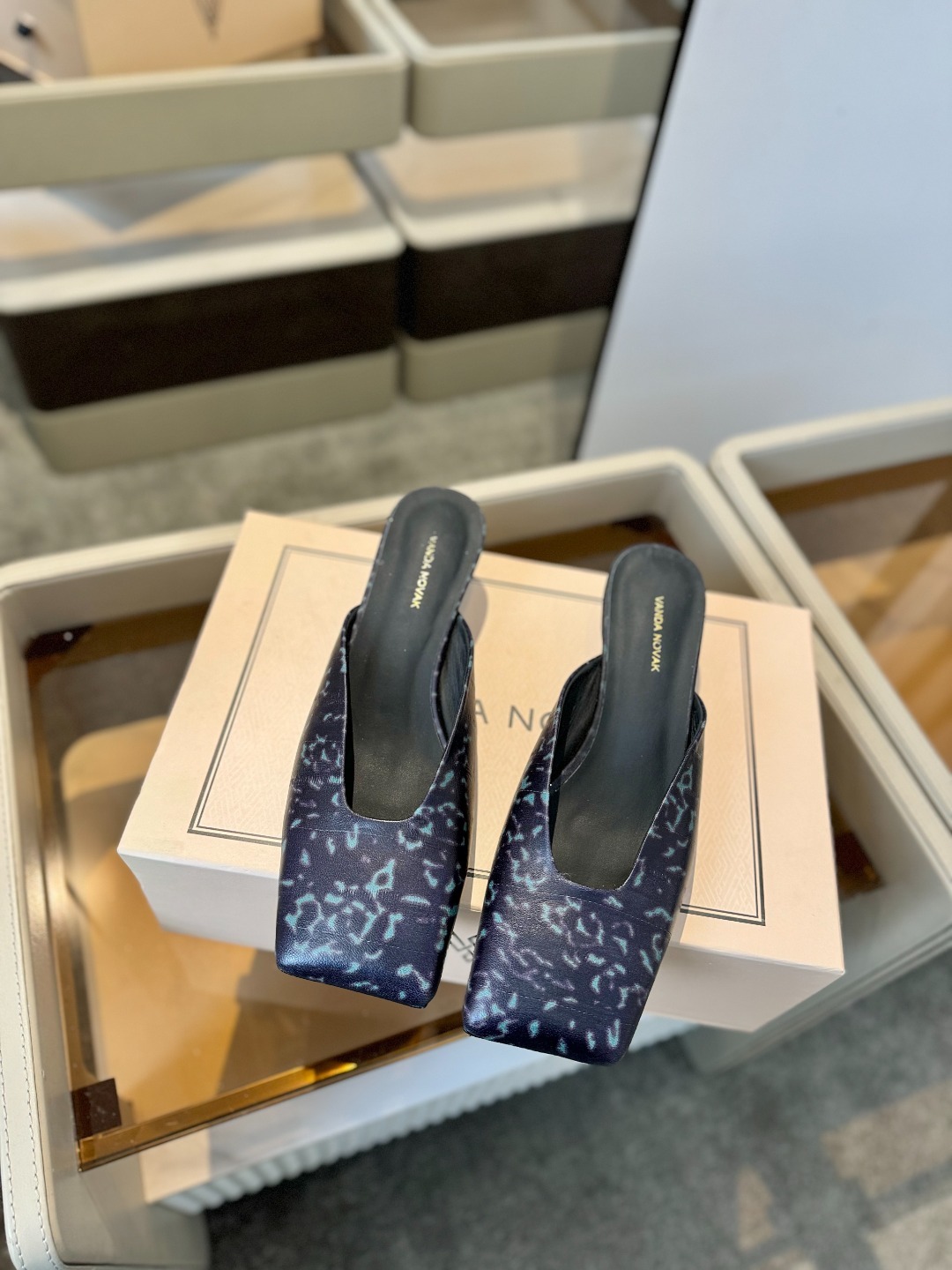 VANDA NOVAK来自意大利品牌 全网独家
耗时3个月研发
鞋跟独特设计酒