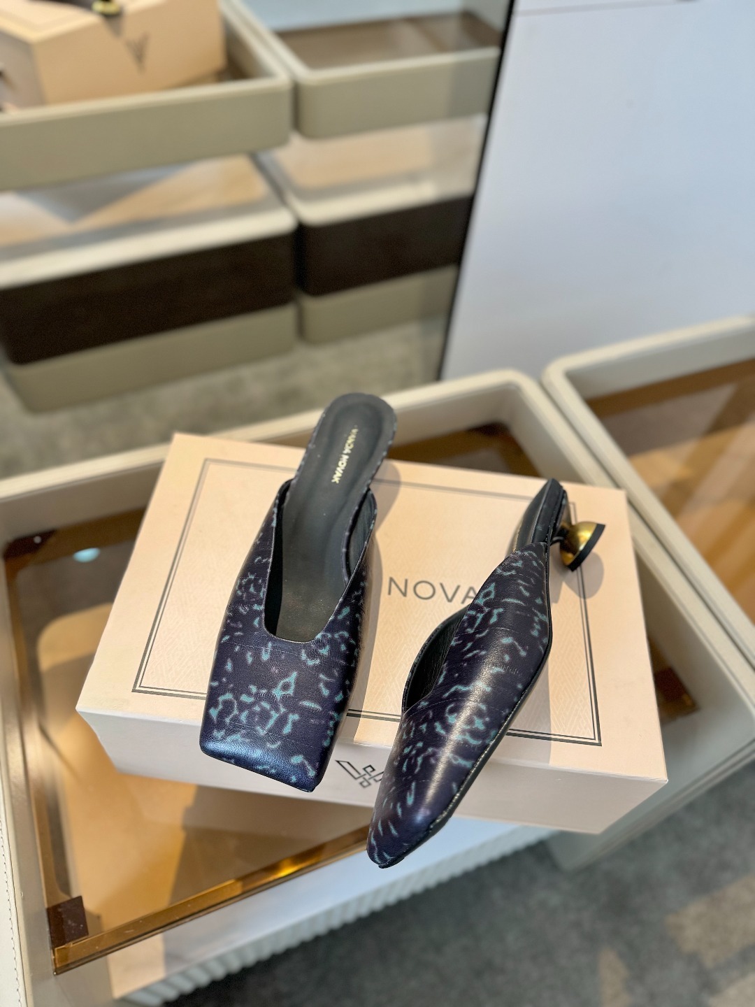 VANDA NOVAK来自意大利品牌 全网独家
耗时3个月研发
鞋跟独特设计酒