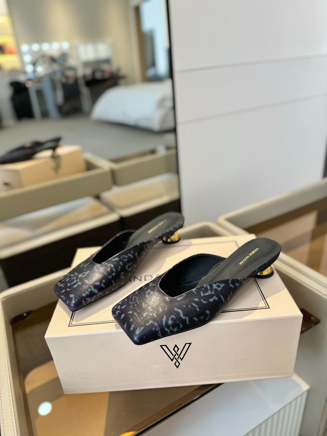 VANDA NOVAK来自意大利品牌 全网独家
耗时3个月研发
鞋跟独特设计酒