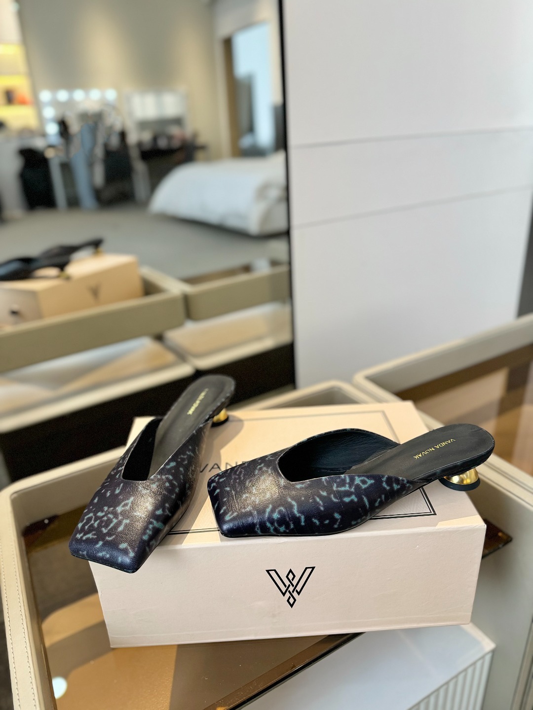 VANDA NOVAK来自意大利品牌 全网独家
耗时3个月研发
鞋跟独特设计酒