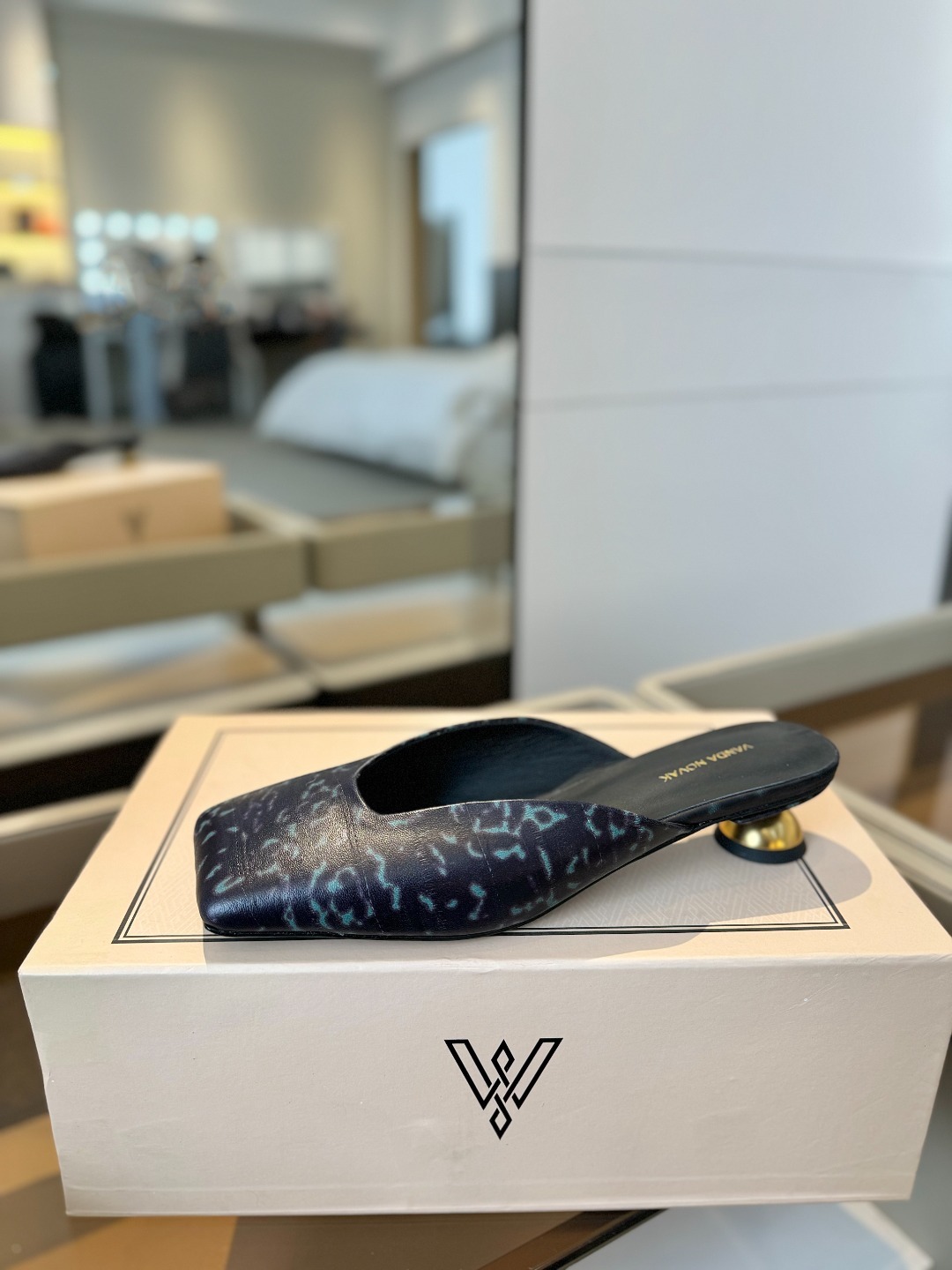 VANDA NOVAK来自意大利品牌 全网独家
耗时3个月研发
鞋跟独特设计酒