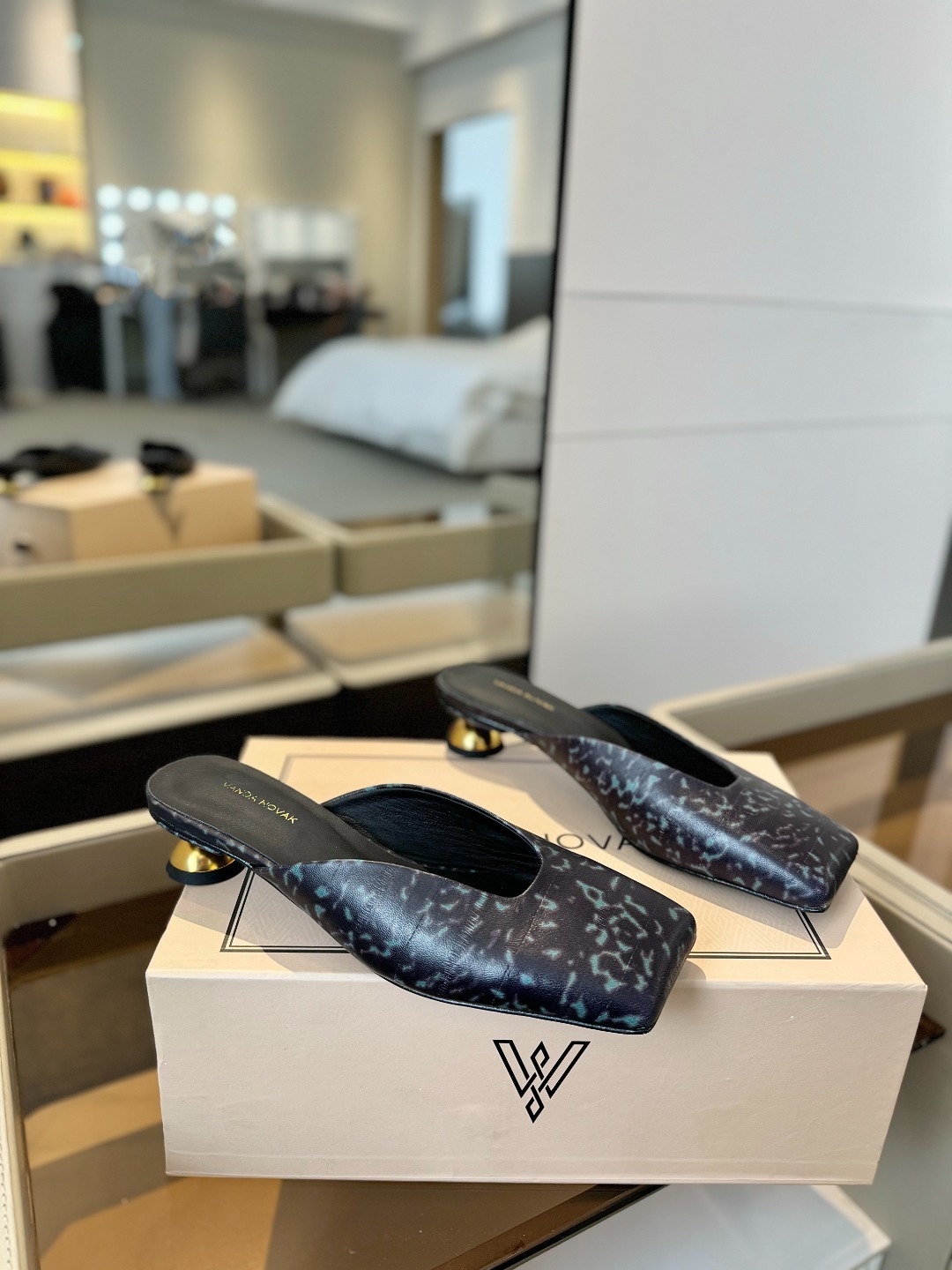 VANDA NOVAK来自意大利品牌 全网独家
耗时3个月研发
鞋跟独特设计酒