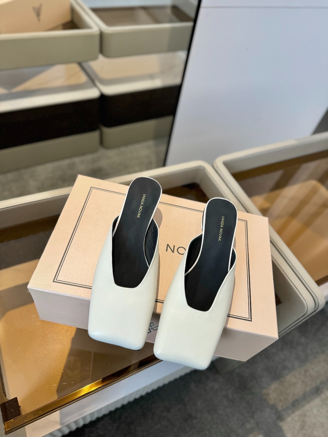 
VANDA NOVAK来自意大利品牌  全网独家
       耗时3个月研发
    鞋跟独特设计酒
