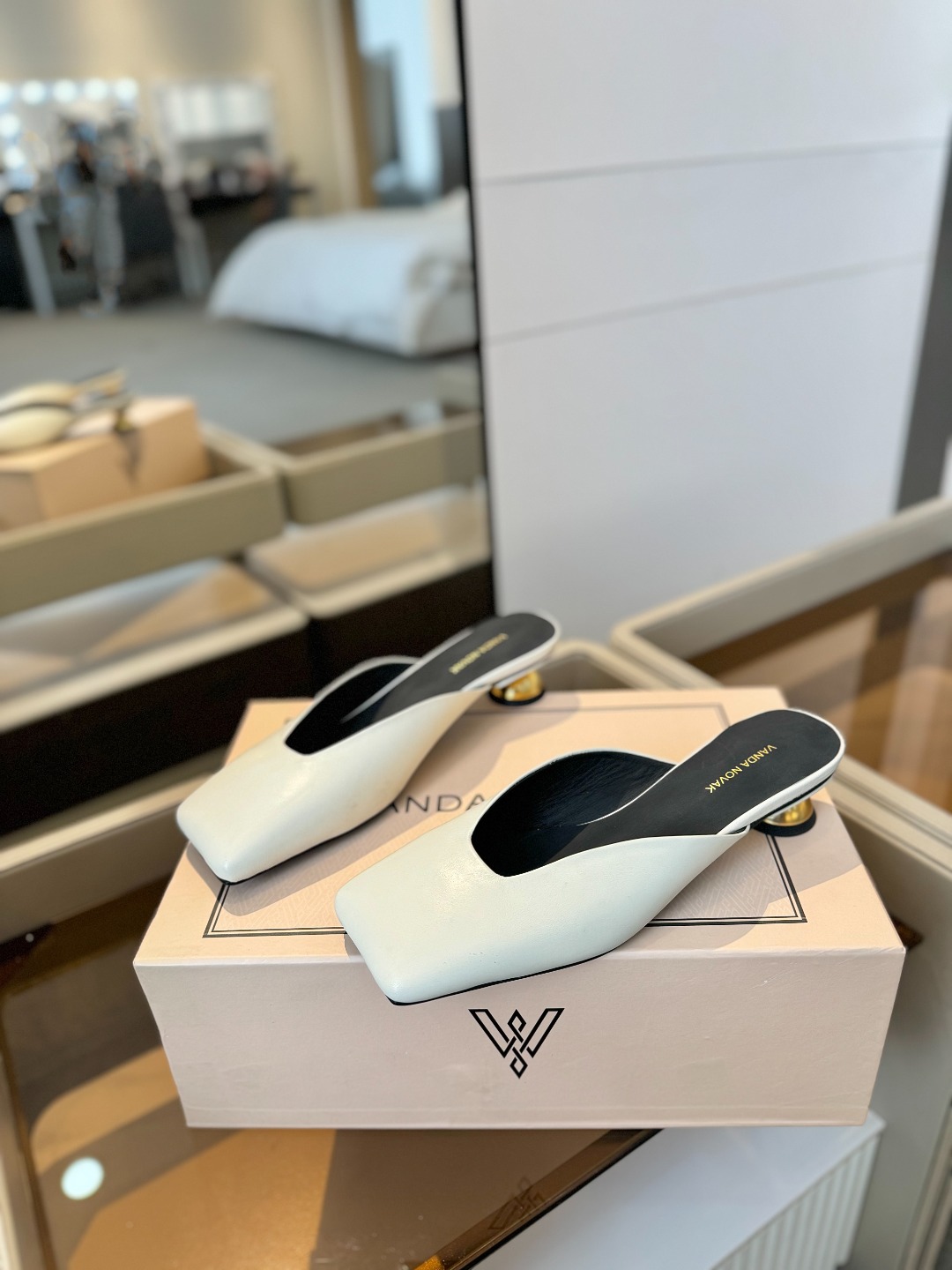 
VANDA NOVAK来自意大利品牌  全网独家
       耗时3个月研发
    鞋跟独特设计酒
