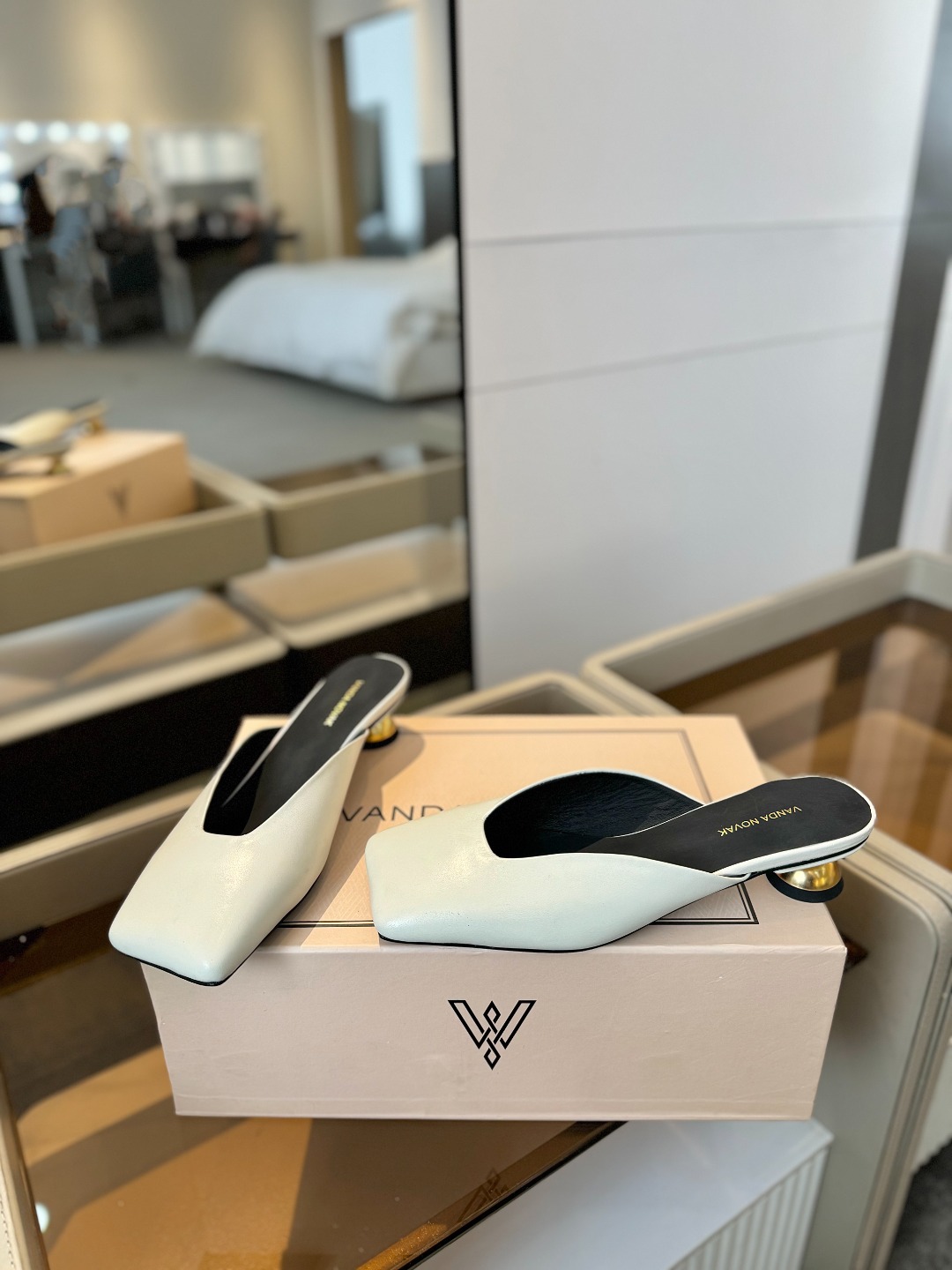 
VANDA NOVAK来自意大利品牌  全网独家
       耗时3个月研发
    鞋跟独特设计酒