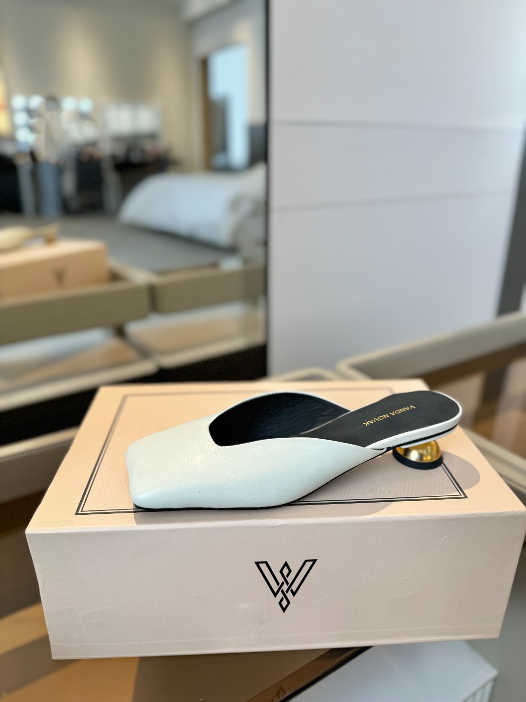 
VANDA NOVAK来自意大利品牌  全网独家
       耗时3个月研发
    鞋跟独特设计酒