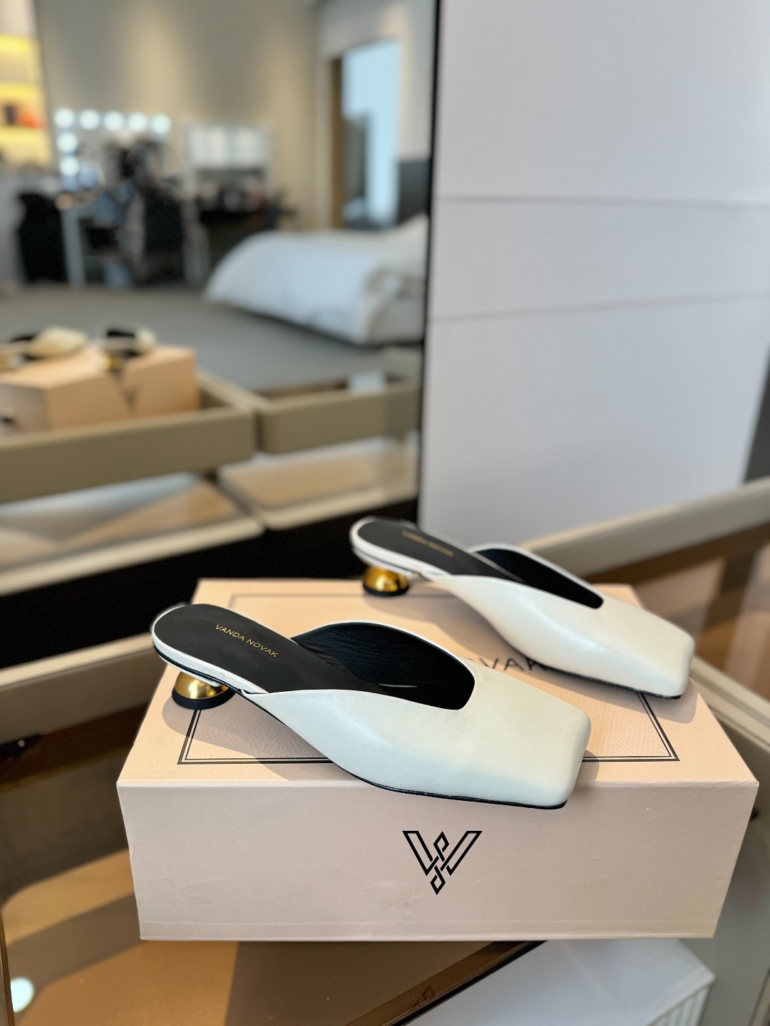 
VANDA NOVAK来自意大利品牌  全网独家
       耗时3个月研发
    鞋跟独特设计酒
