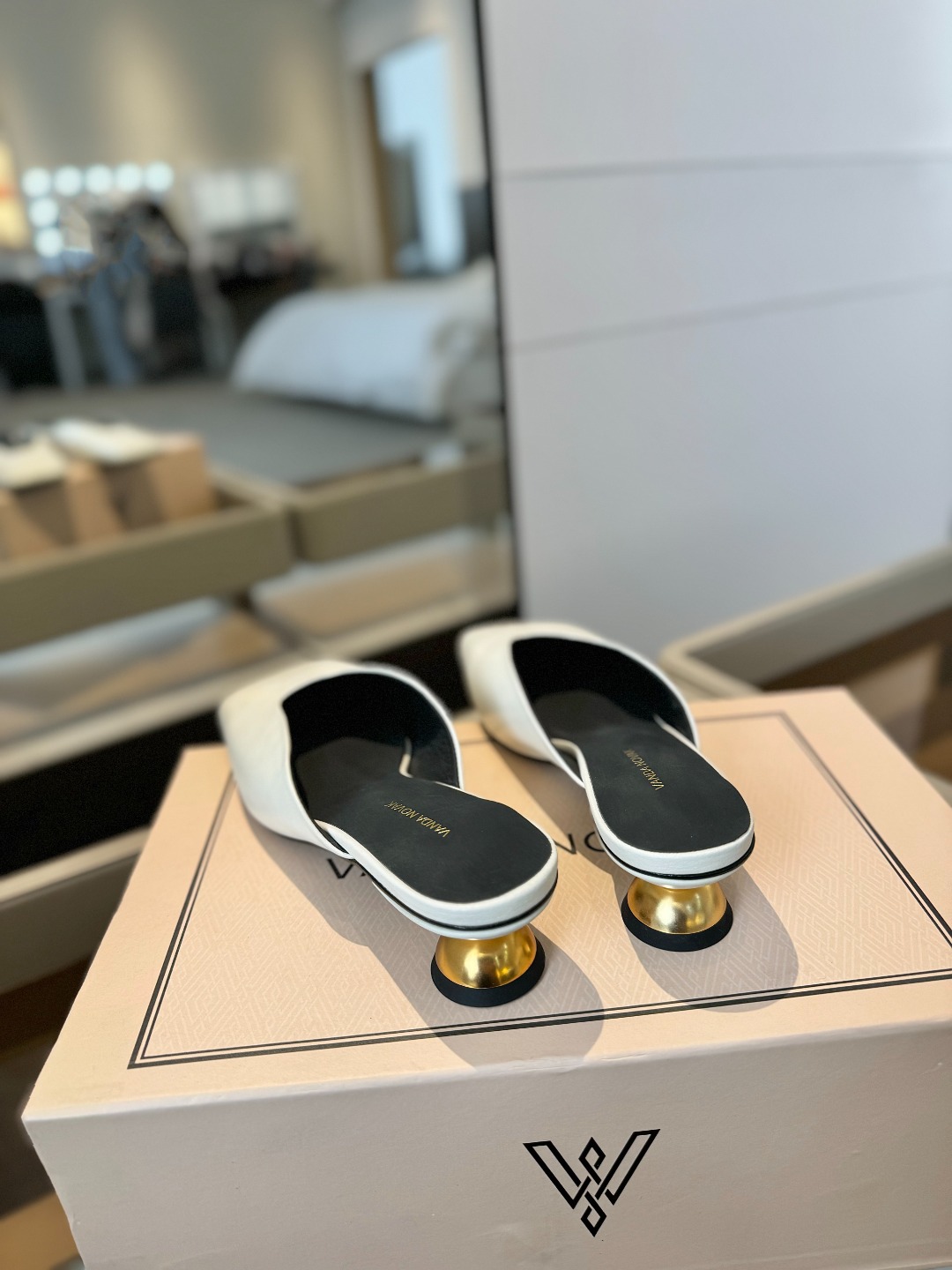 
VANDA NOVAK来自意大利品牌  全网独家
       耗时3个月研发
    鞋跟独特设计酒