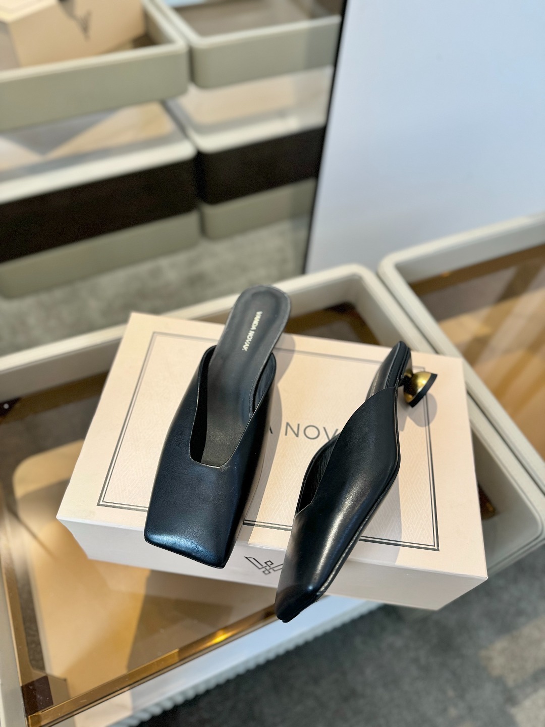 VANDA NOVAK来自意大利品牌 全网独家
耗时3个月研发
鞋跟独特设计酒