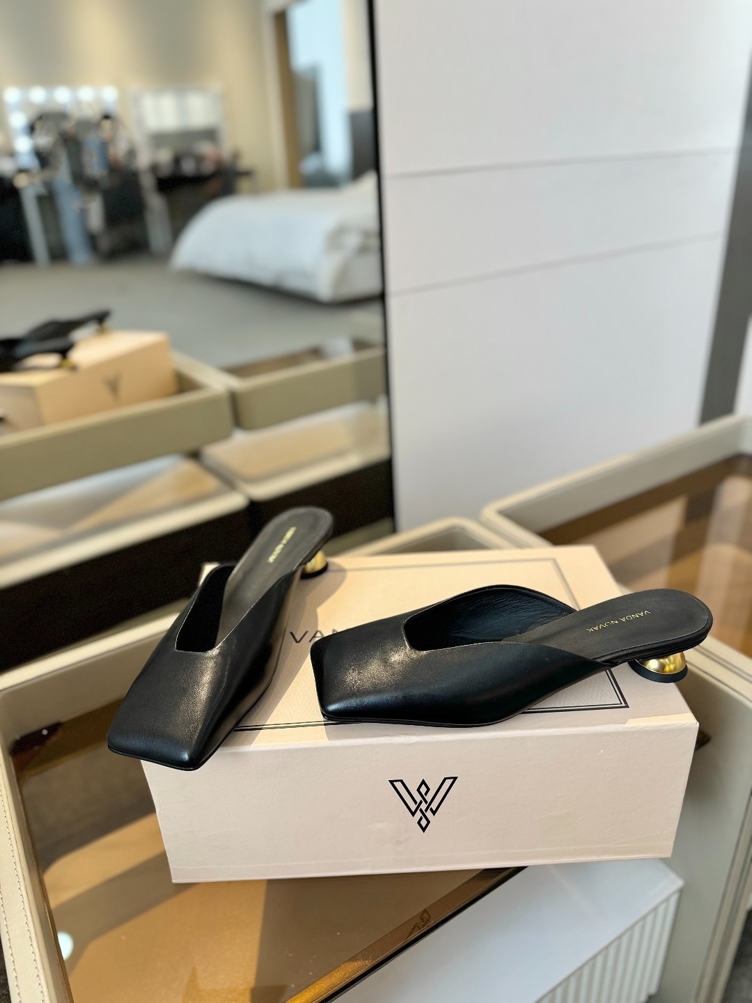 VANDA NOVAK来自意大利品牌 全网独家
耗时3个月研发
鞋跟独特设计酒