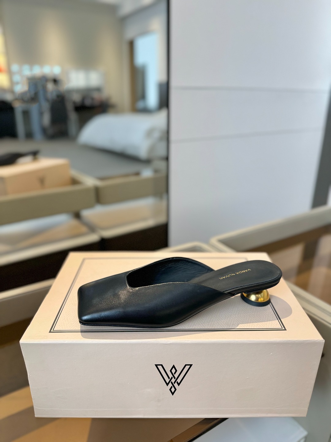 VANDA NOVAK来自意大利品牌 全网独家
耗时3个月研发
鞋跟独特设计酒