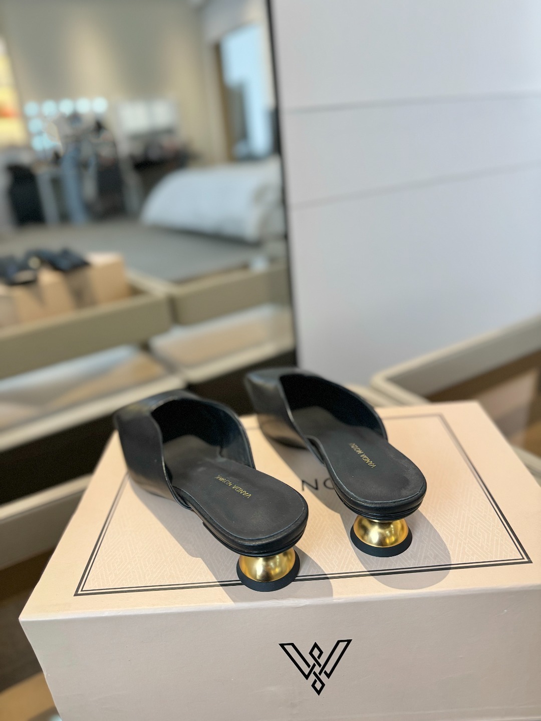VANDA NOVAK来自意大利品牌 全网独家
耗时3个月研发
鞋跟独特设计酒