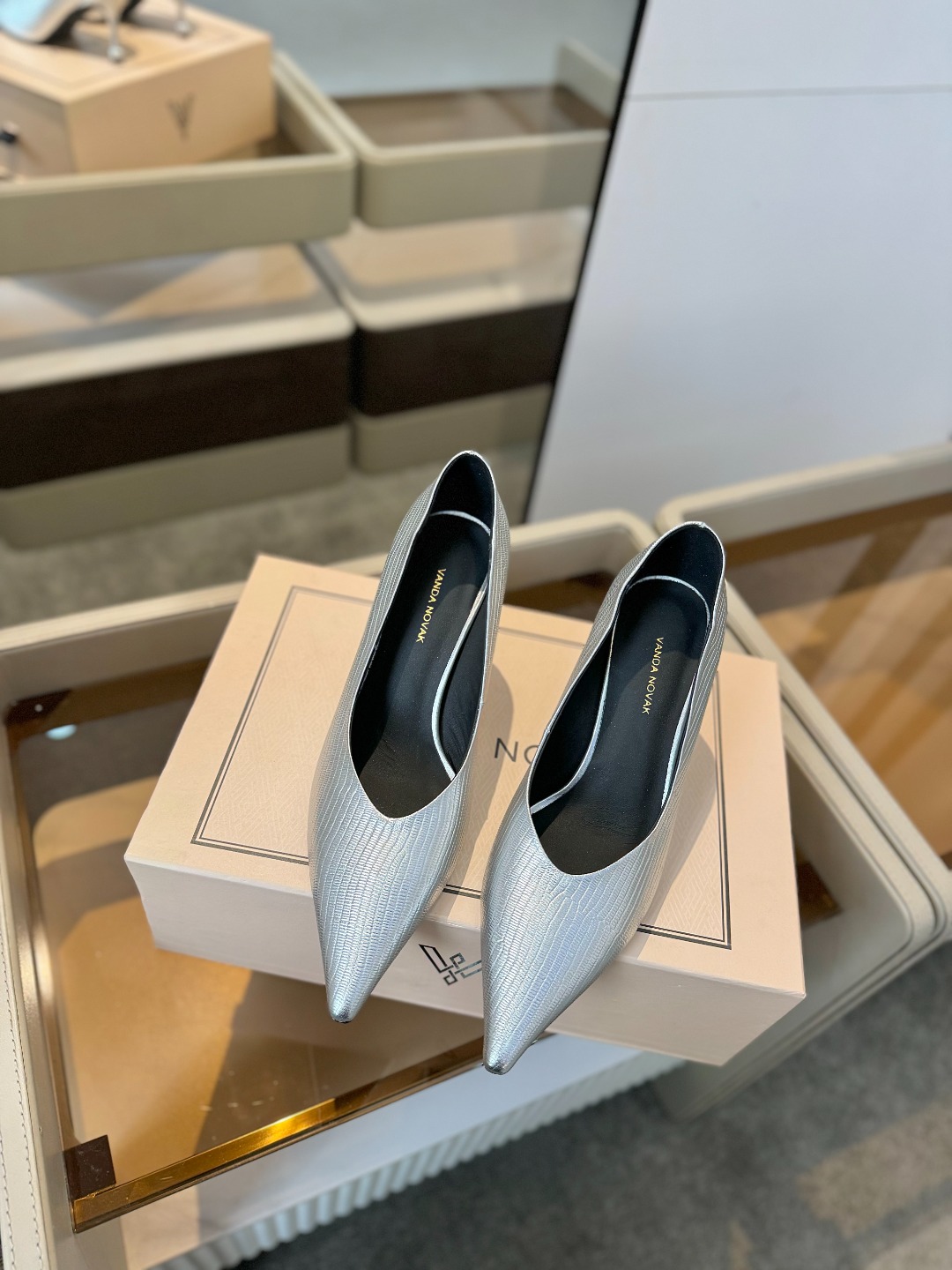 
VANDA NOVAK来自意大利品牌  全网独家
       耗时3个月研发
    鞋跟独特设计酒