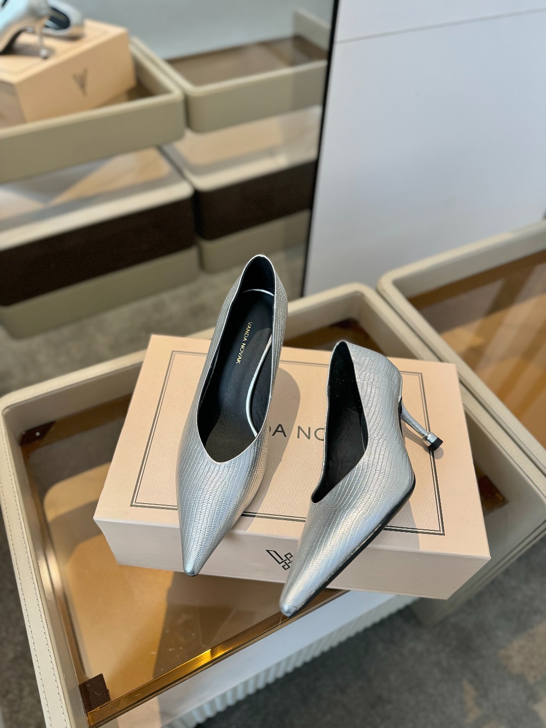
VANDA NOVAK来自意大利品牌  全网独家
       耗时3个月研发
    鞋跟独特设计酒