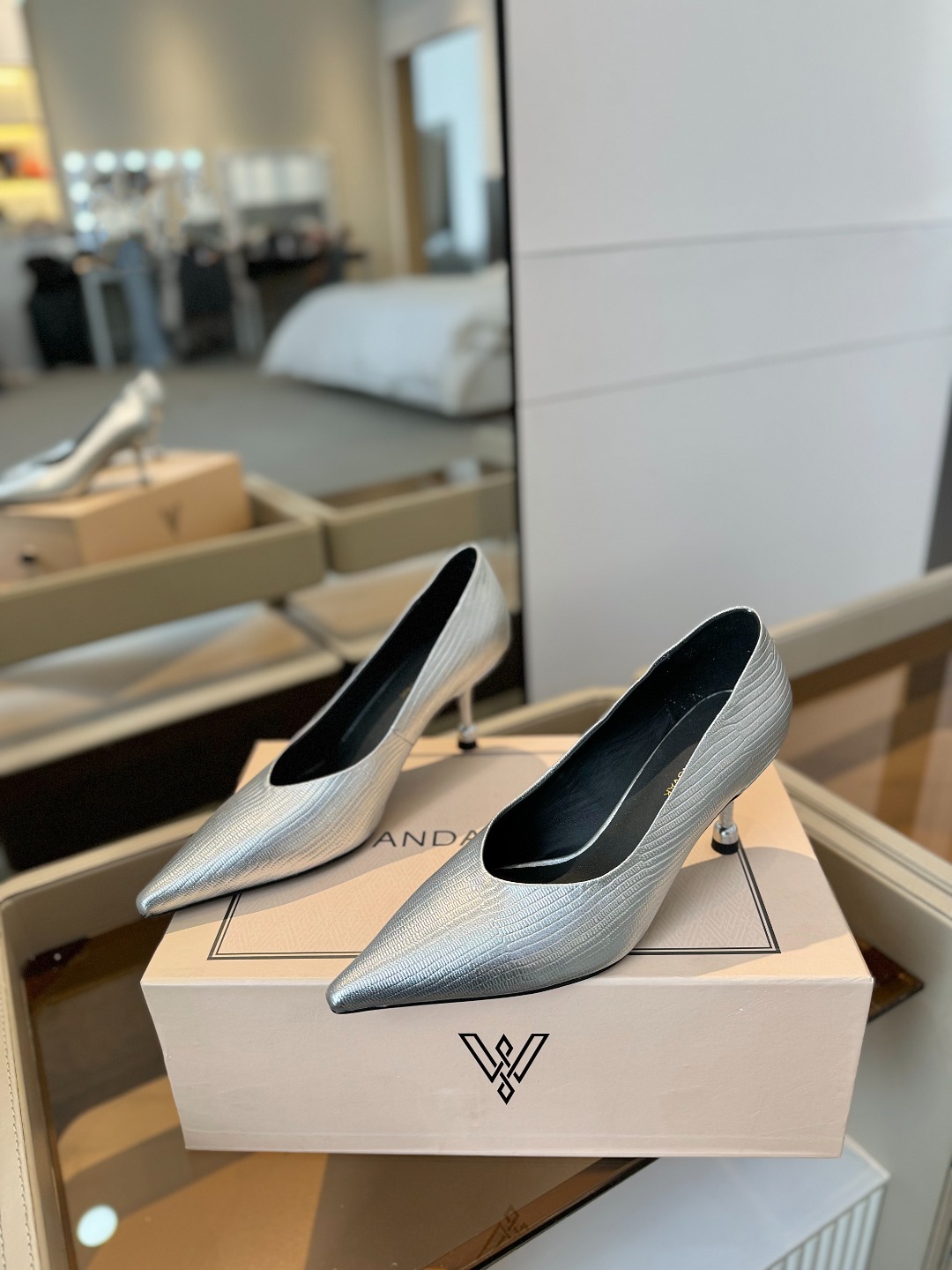 
VANDA NOVAK来自意大利品牌  全网独家
       耗时3个月研发
    鞋跟独特设计酒