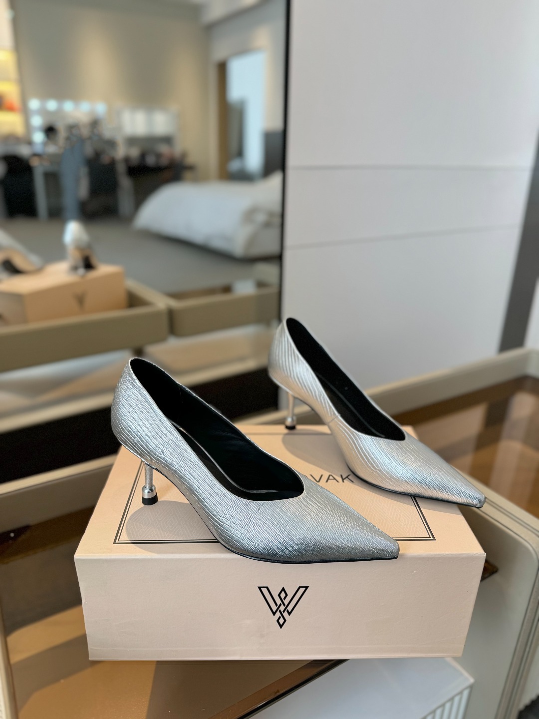 
VANDA NOVAK来自意大利品牌  全网独家
       耗时3个月研发
    鞋跟独特设计酒