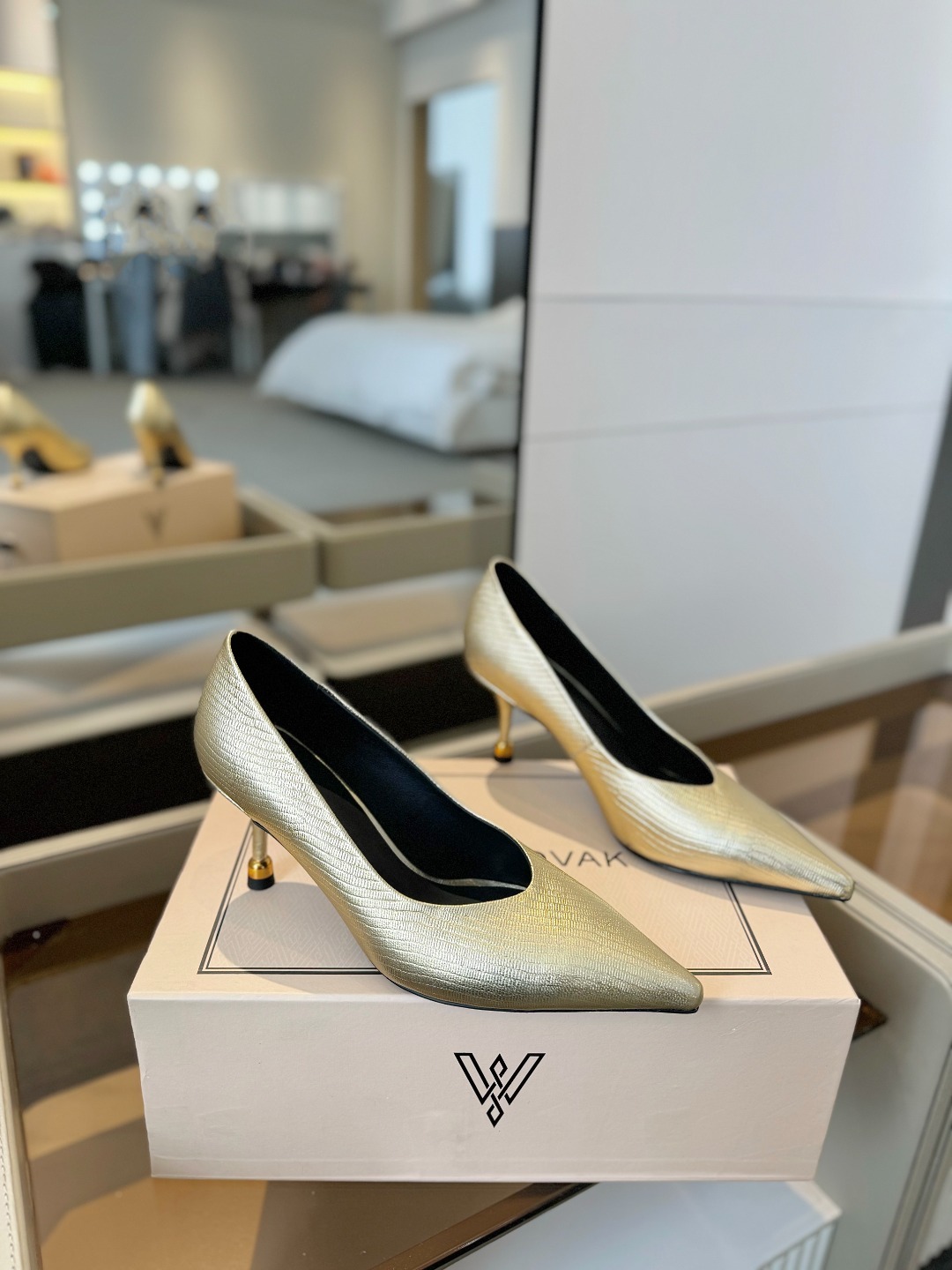 VANDA NOVAK来自意大利品牌 全网独家
耗时3个月研发
鞋跟独特设计酒