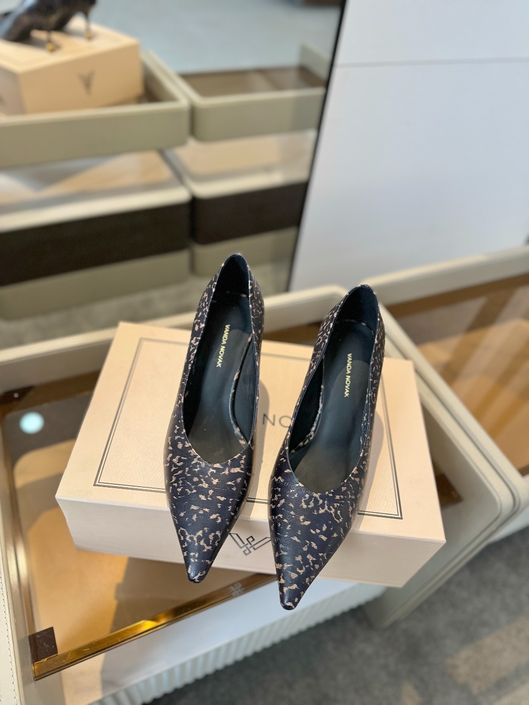 VANDA NOVAK来自意大利品牌 全网独家
耗时3个月研发
鞋跟独特设计酒