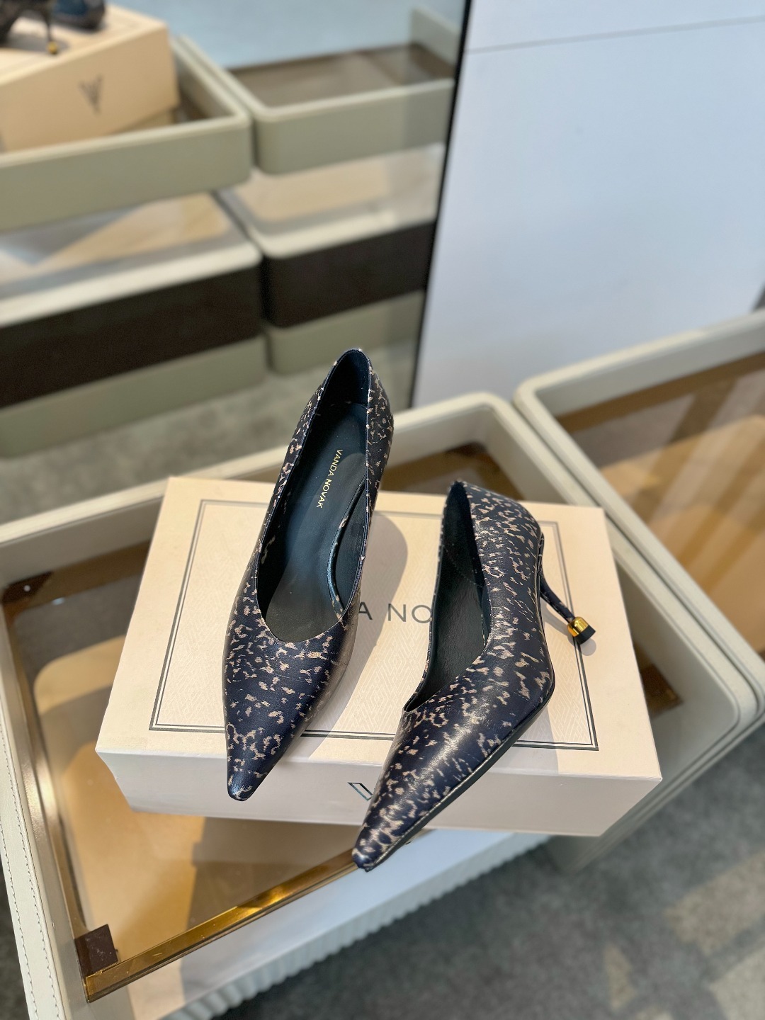 VANDA NOVAK来自意大利品牌 全网独家
耗时3个月研发
鞋跟独特设计酒