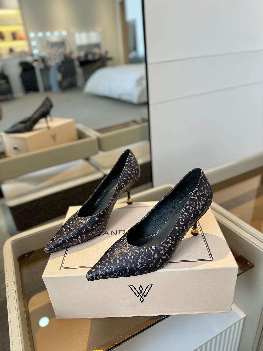 VANDA NOVAK来自意大利品牌 全网独家
耗时3个月研发
鞋跟独特设计酒