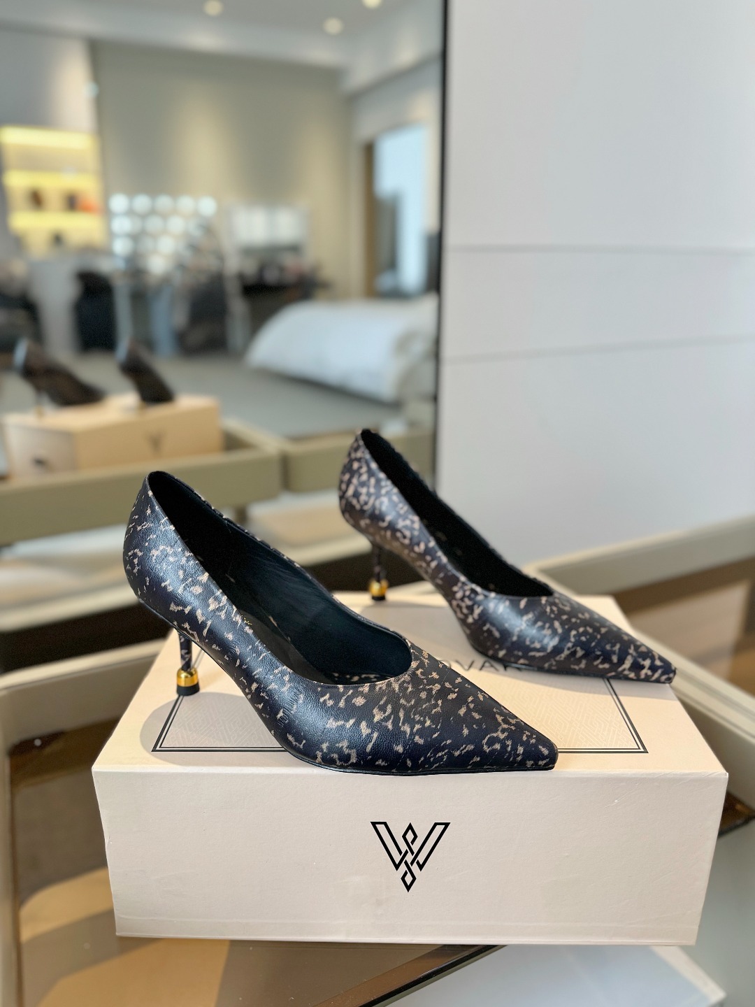 VANDA NOVAK来自意大利品牌 全网独家
耗时3个月研发
鞋跟独特设计酒
