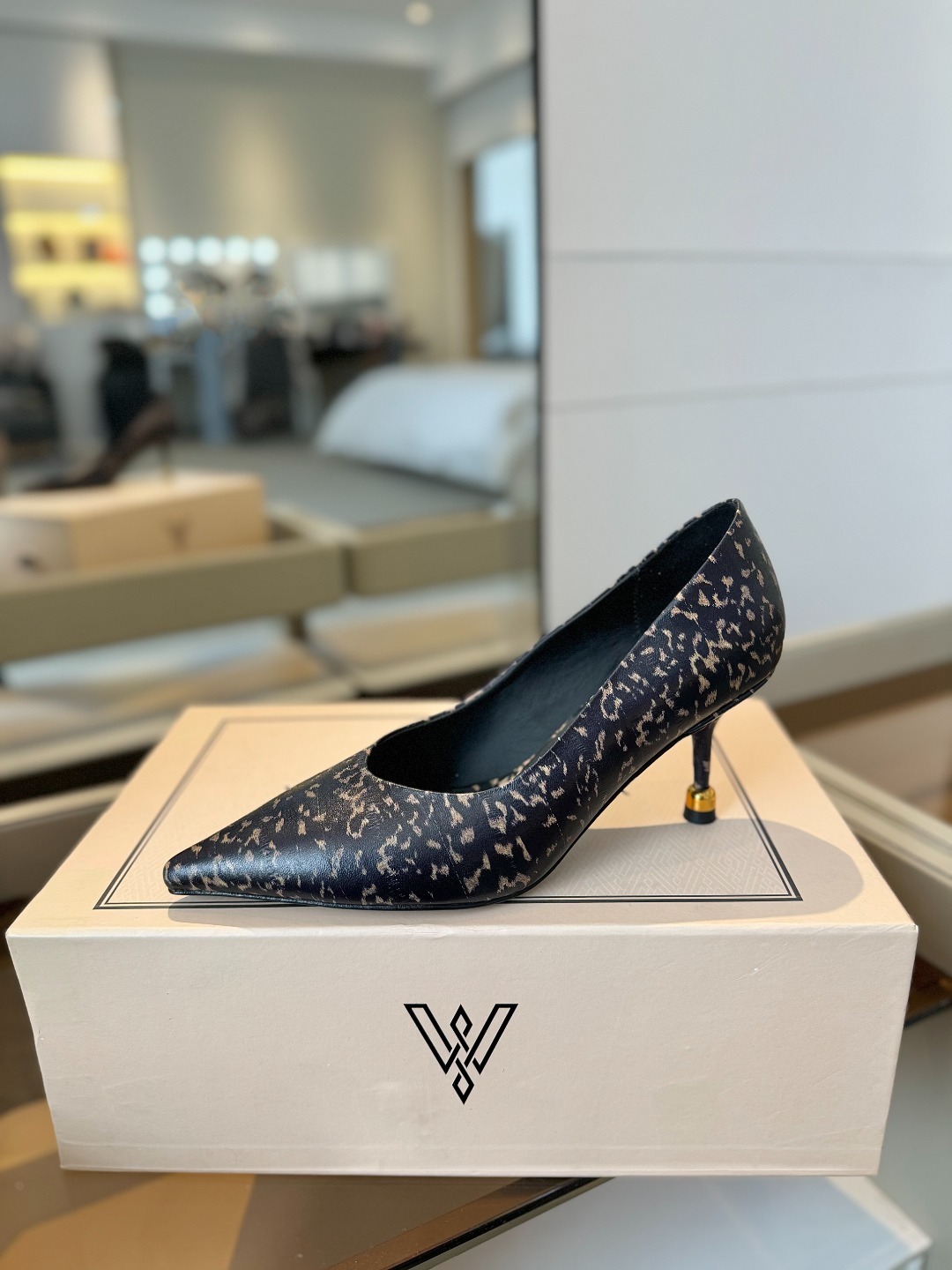 VANDA NOVAK来自意大利品牌 全网独家
耗时3个月研发
鞋跟独特设计酒