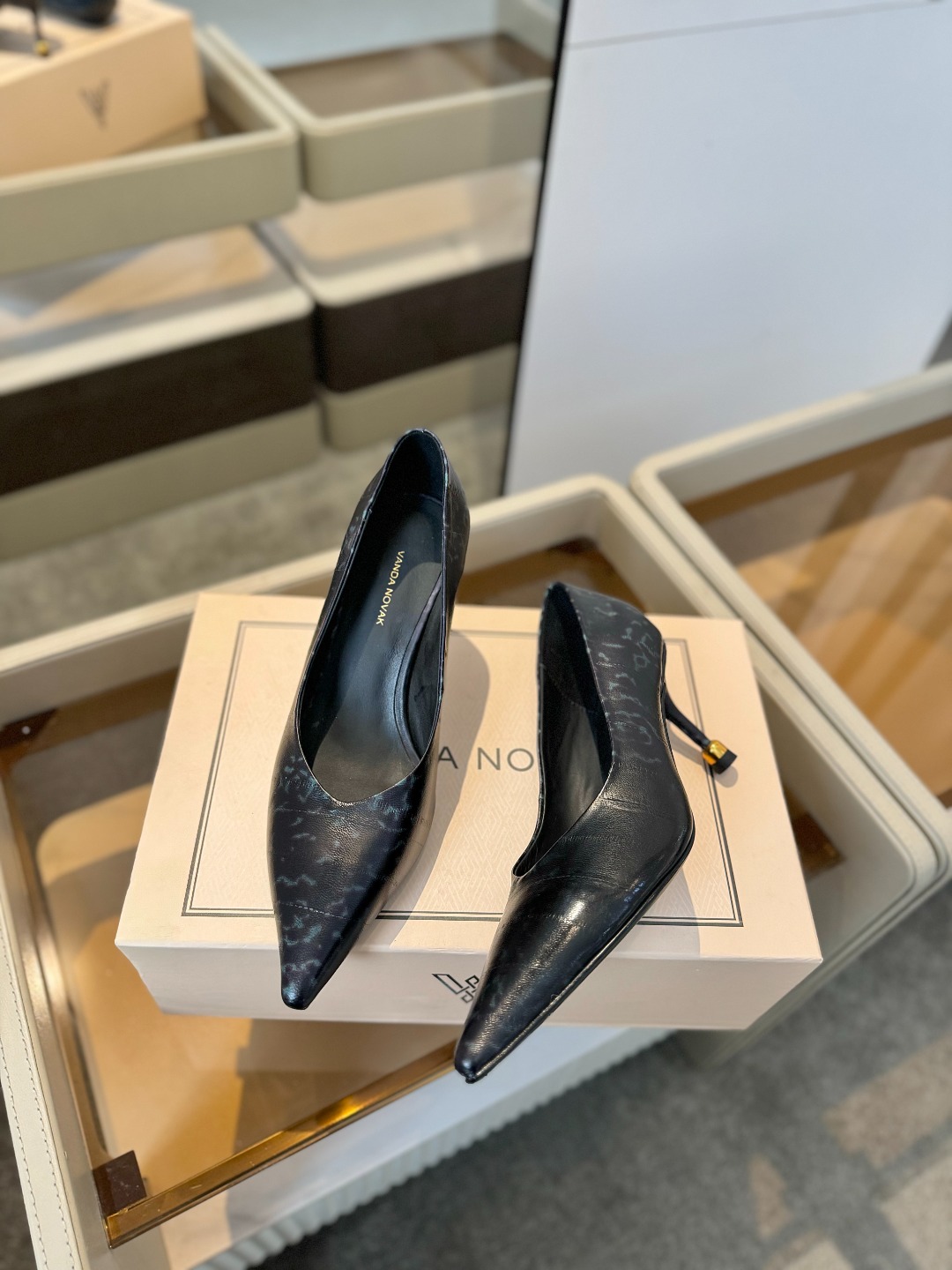 
VANDA NOVAK来自意大利品牌  全网独家
       耗时3个月研发
    鞋跟独特设计酒