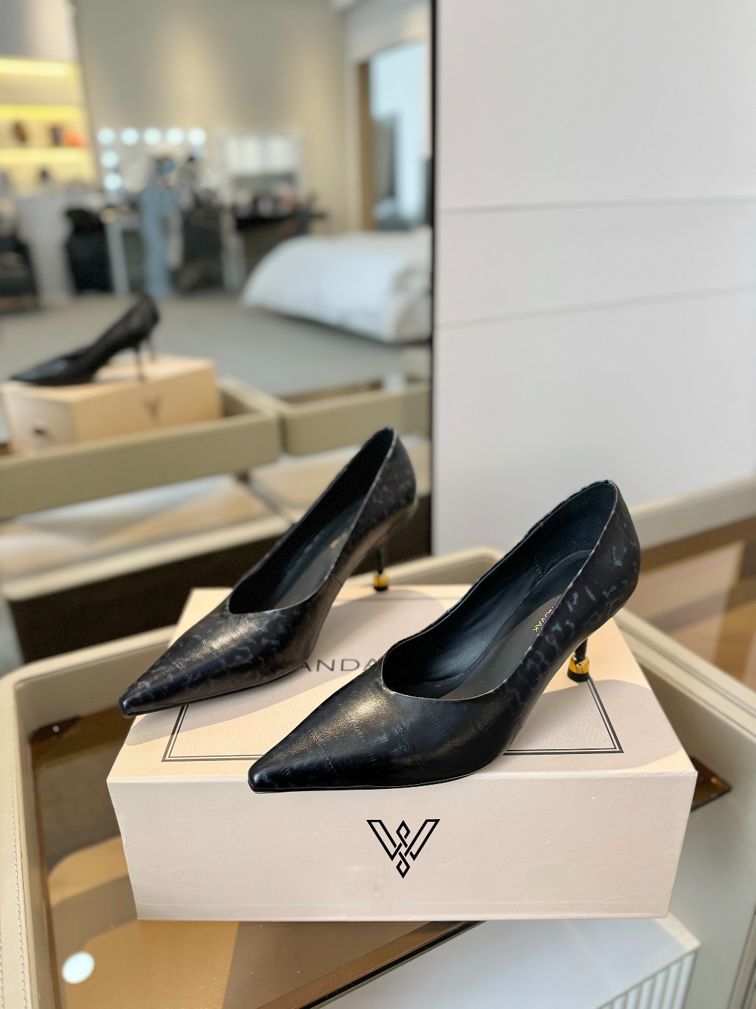 
VANDA NOVAK来自意大利品牌  全网独家
       耗时3个月研发
    鞋跟独特设计酒