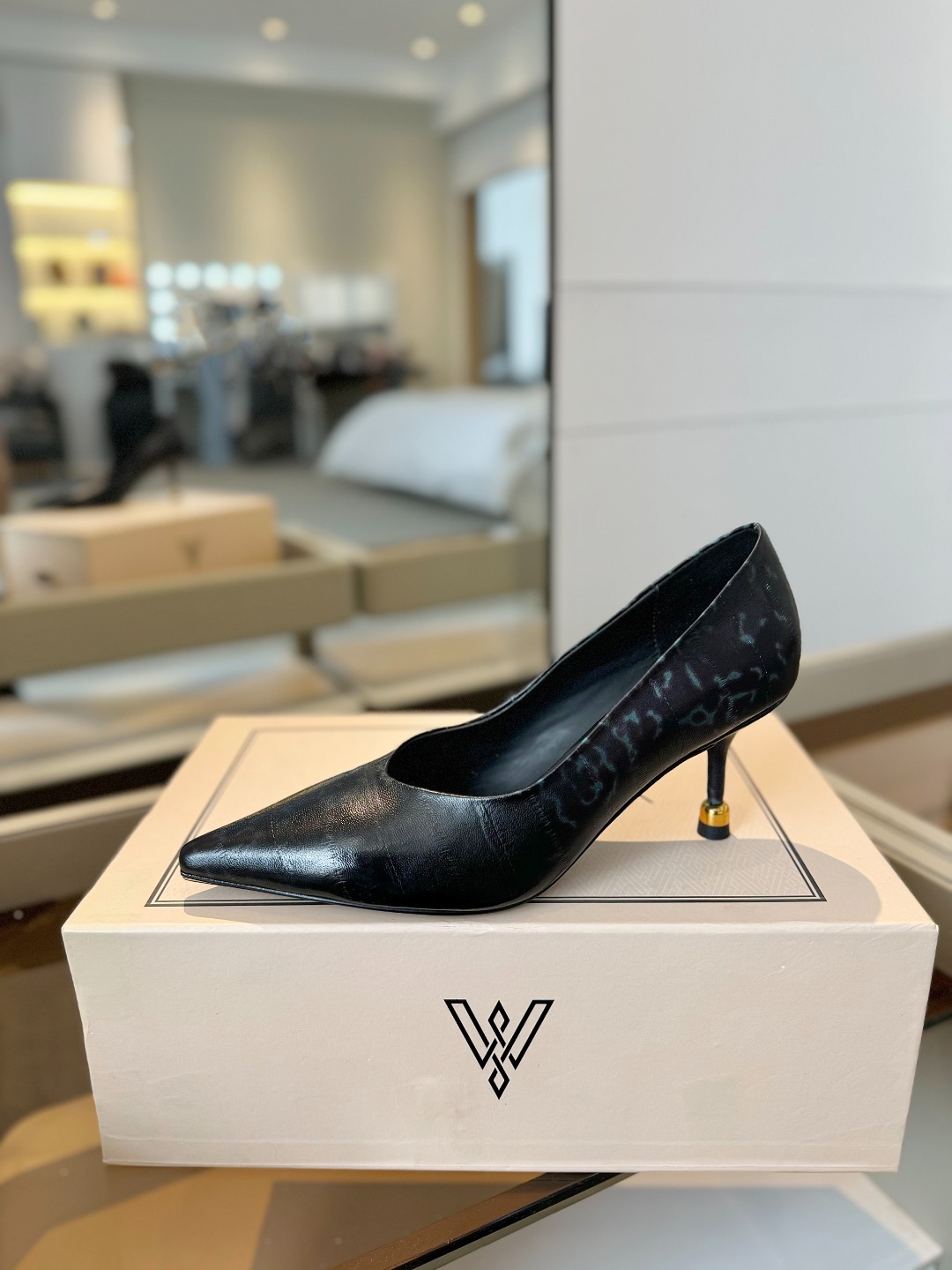 
VANDA NOVAK来自意大利品牌  全网独家
       耗时3个月研发
    鞋跟独特设计酒