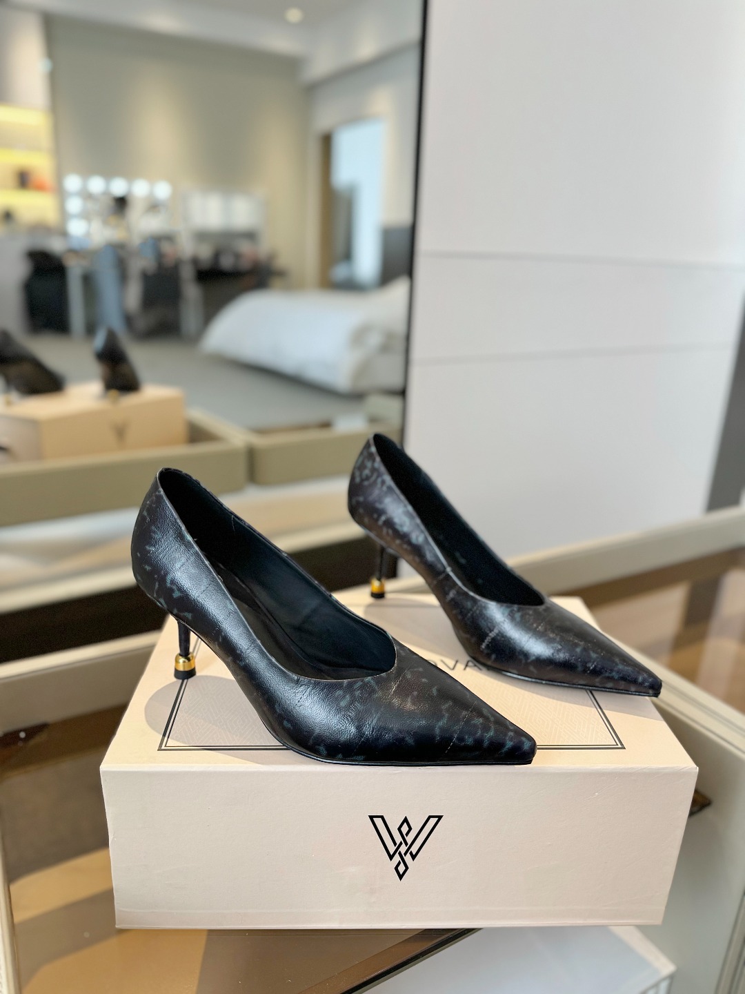 
VANDA NOVAK来自意大利品牌  全网独家
       耗时3个月研发
    鞋跟独特设计酒