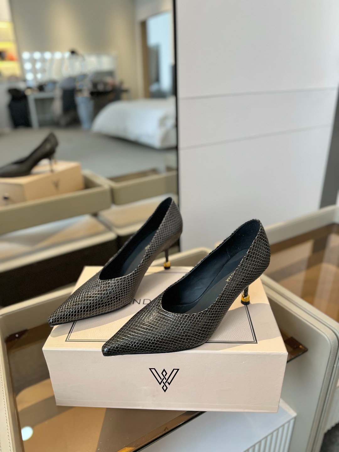 
VANDA NOVAK来自意大利品牌  全网独家
       耗时3个月研发
    鞋跟独特设计酒