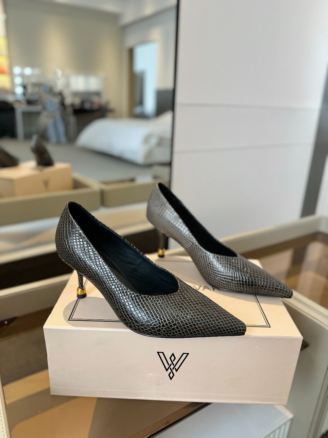 
VANDA NOVAK来自意大利品牌  全网独家
       耗时3个月研发
    鞋跟独特设计酒