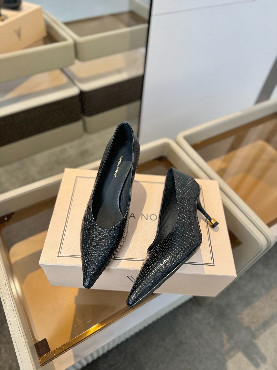 
VANDA NOVAK来自意大利品牌  全网独家
       耗时3个月研发
    鞋跟独特设计酒