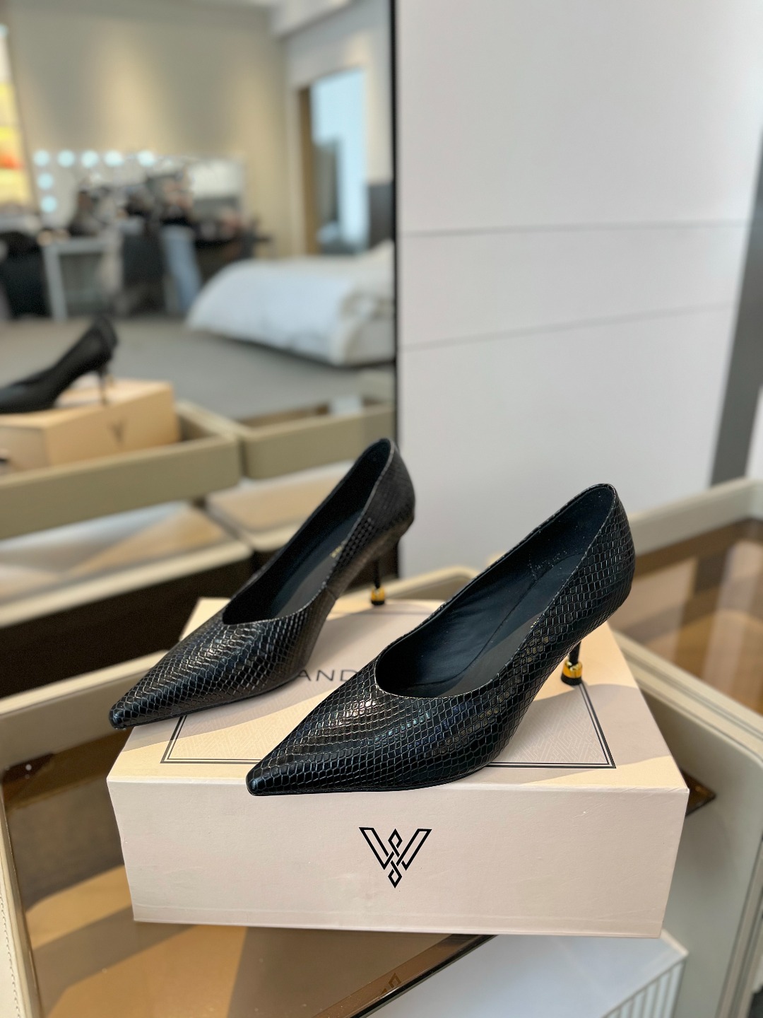 
VANDA NOVAK来自意大利品牌  全网独家
       耗时3个月研发
    鞋跟独特设计酒