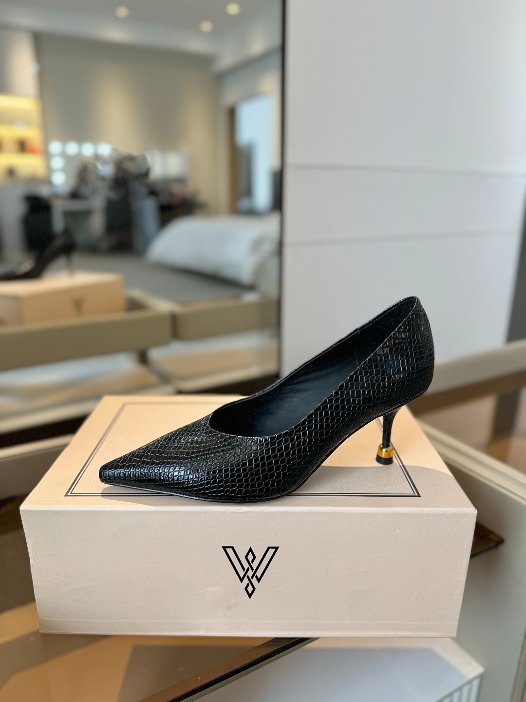 
VANDA NOVAK来自意大利品牌  全网独家
       耗时3个月研发
    鞋跟独特设计酒