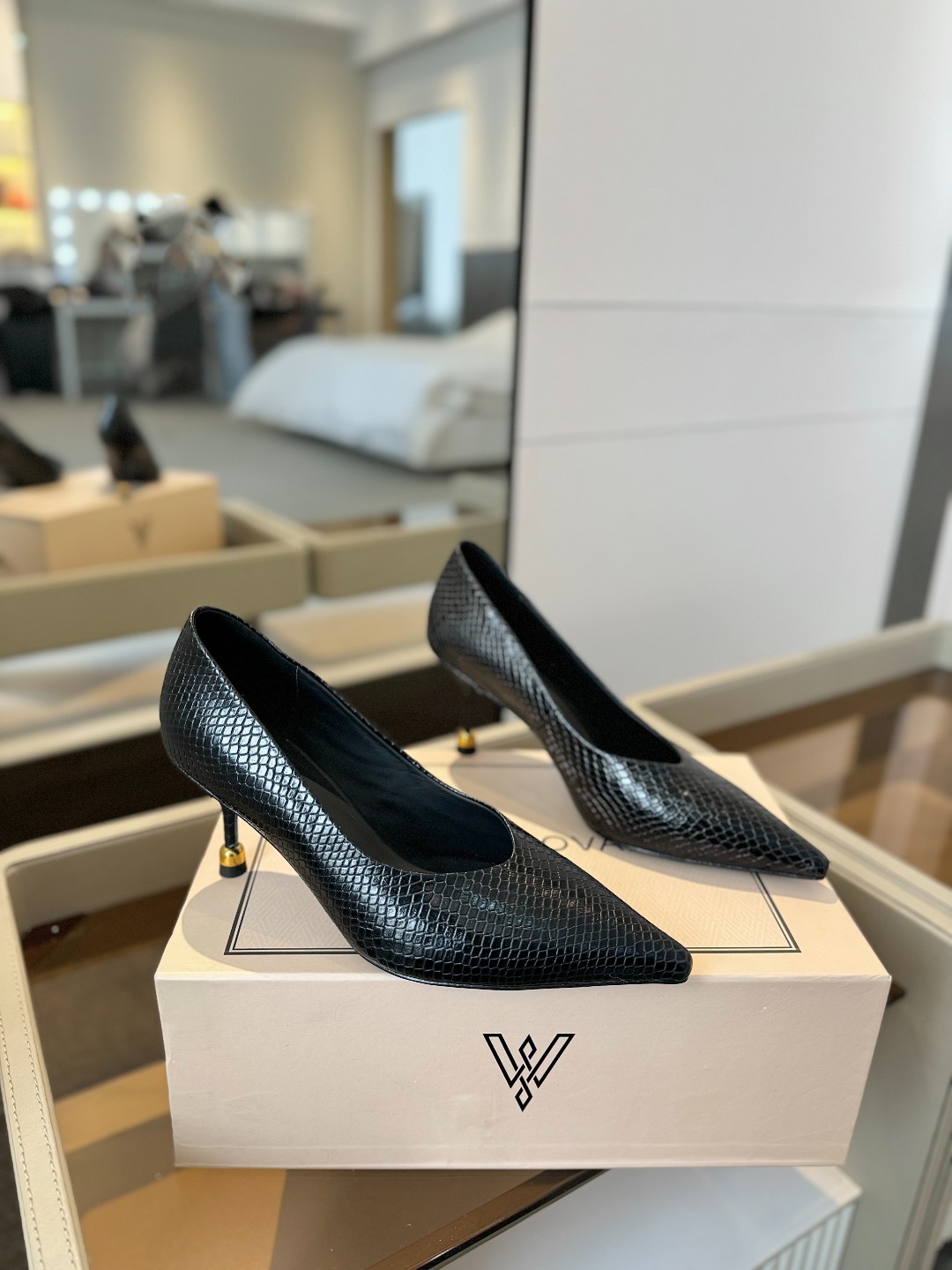 
VANDA NOVAK来自意大利品牌  全网独家
       耗时3个月研发
    鞋跟独特设计酒