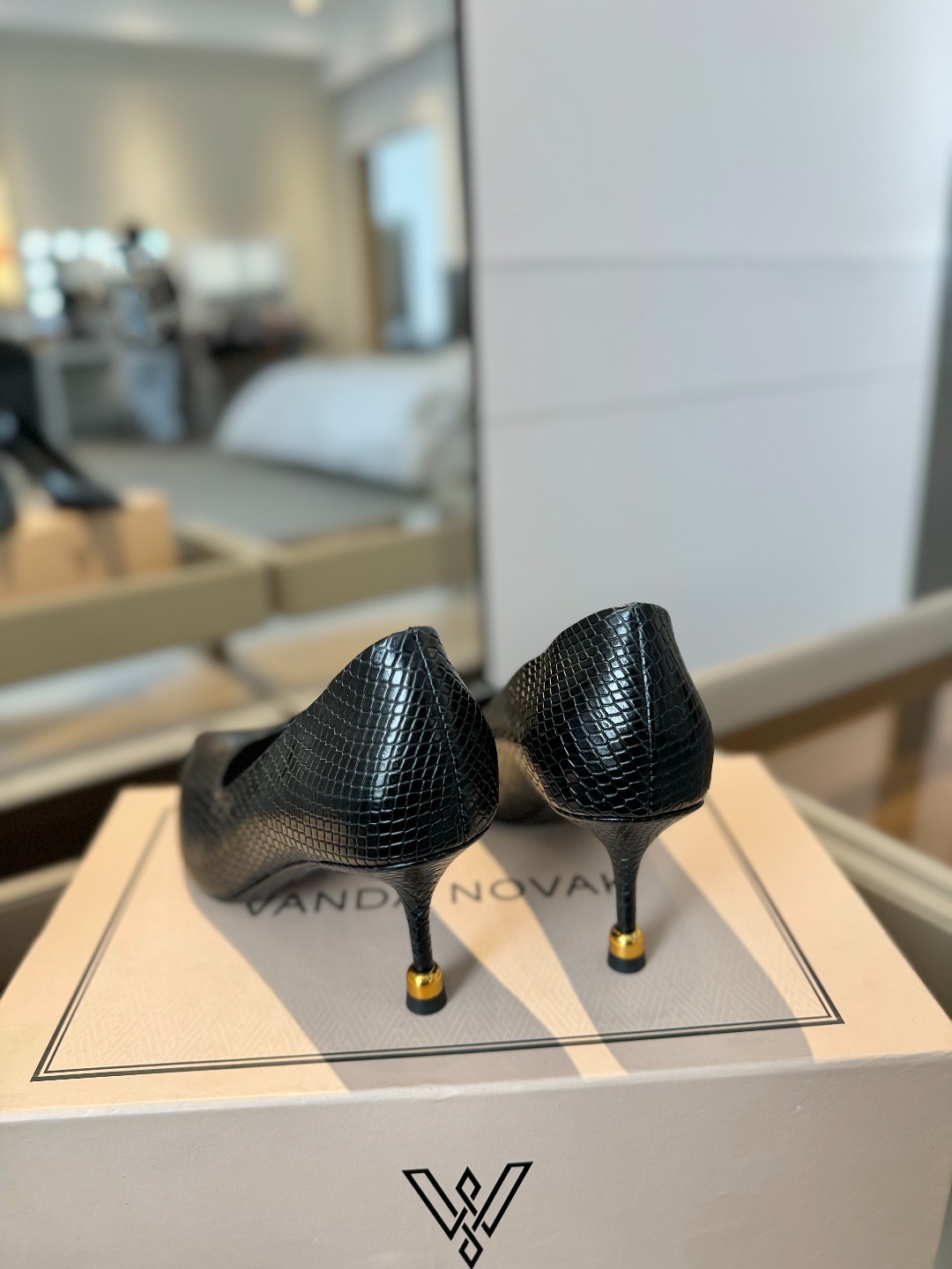 
VANDA NOVAK来自意大利品牌  全网独家
       耗时3个月研发
    鞋跟独特设计酒