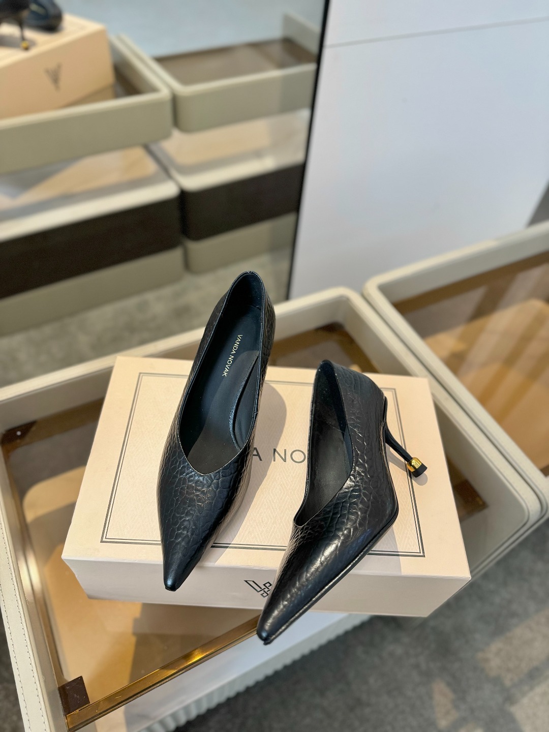 VANDA NOVAK来自意大利品牌 全网独家
耗时3个月研发
鞋跟独特设计酒